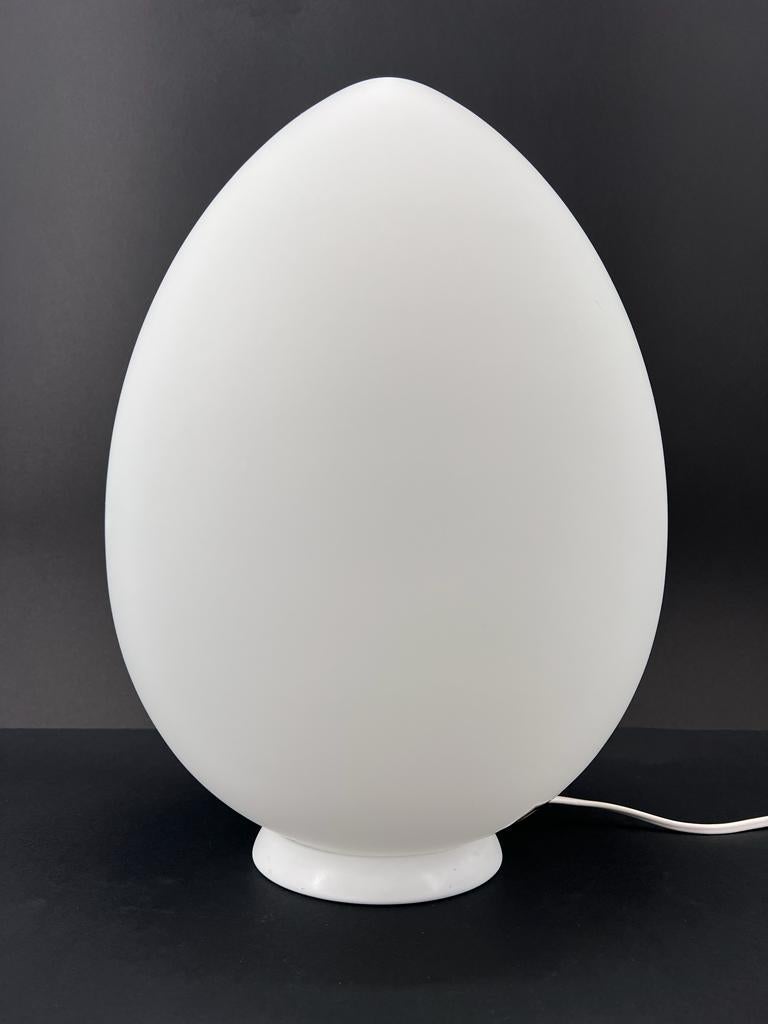 Murano Glas mundgeblasenes weißes Ei Lampe Total White Medium und kleine Tischlampe (Moderne) im Angebot