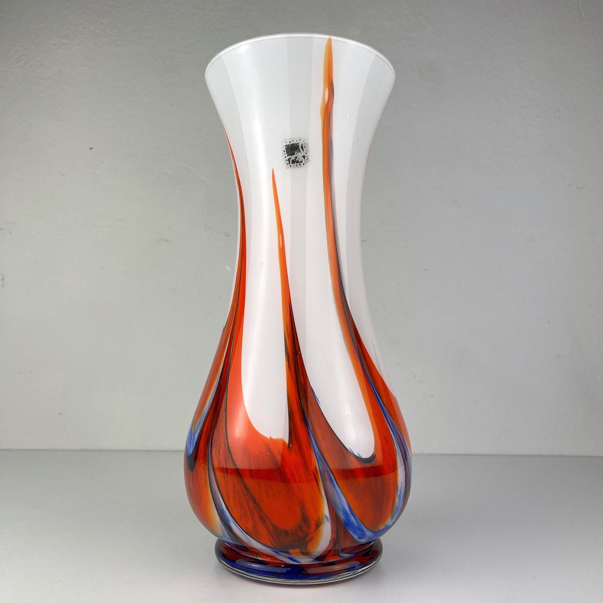 Beautiful murano glass vase by Carlo Moretti made in Italy in the 1970s. Carlo Moretti is a “factory of originals” founded in 1958 by Carlo and Giovanni Moretti, combining innovation and continuous research. Unusual original products are
