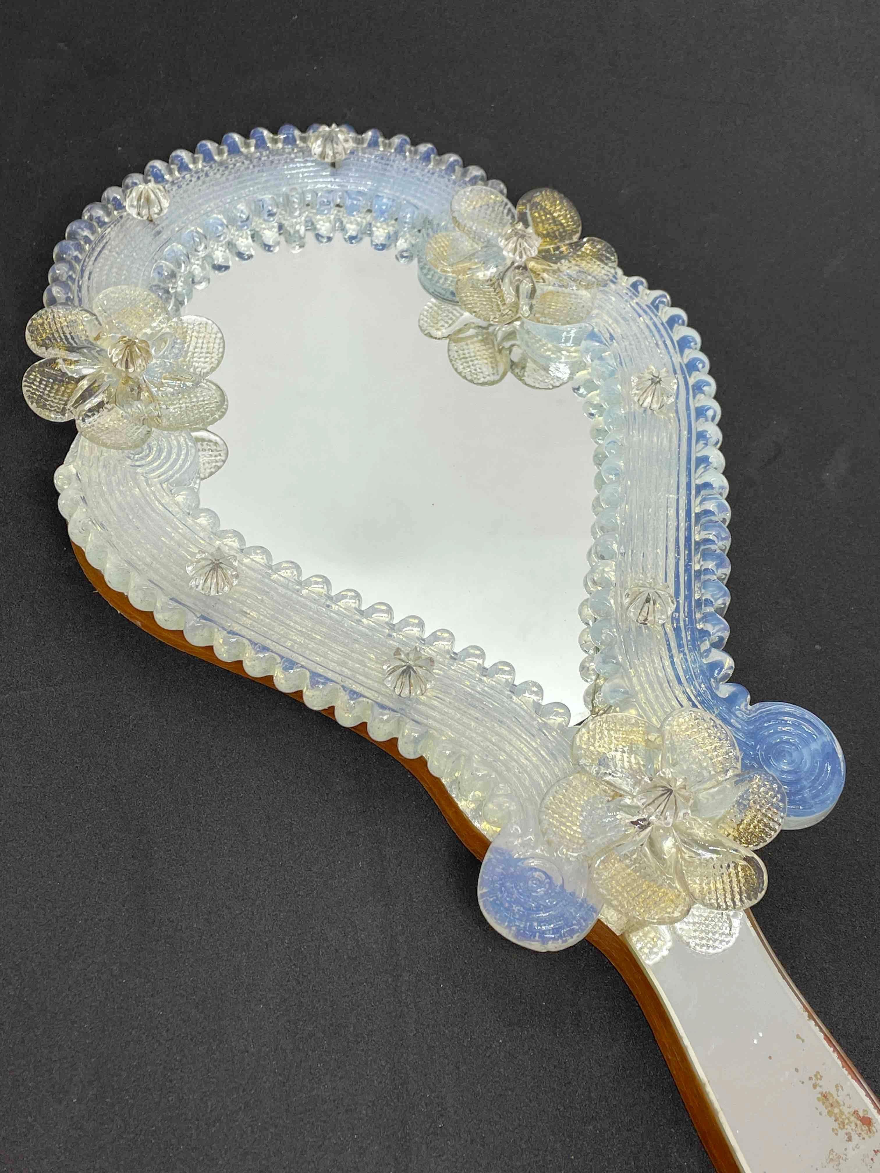 Muranoglas-Schminktischspiegel mit Handgriff oder Wandspiegel, ca. 1950er Jahre, Italien, Venedig (Hollywood Regency) im Angebot