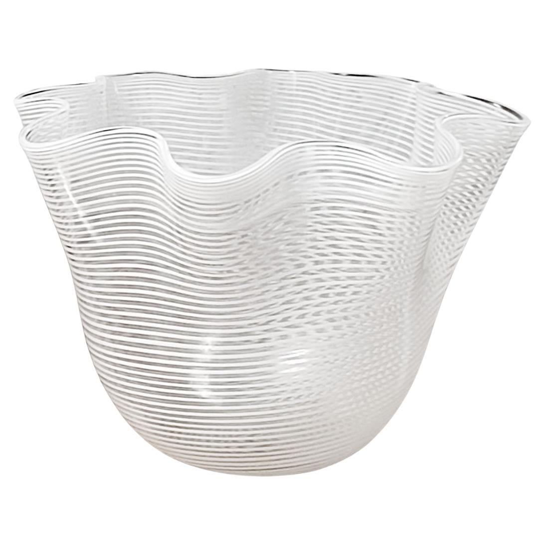 Vase "Taschentuch" aus Murano-Glas, Paolo Venini zugeschrieben Lattimo Filigrana