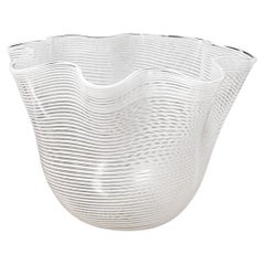 Vase "Taschentuch" aus Murano-Glas, Paolo Venini zugeschrieben Lattimo Filigrana