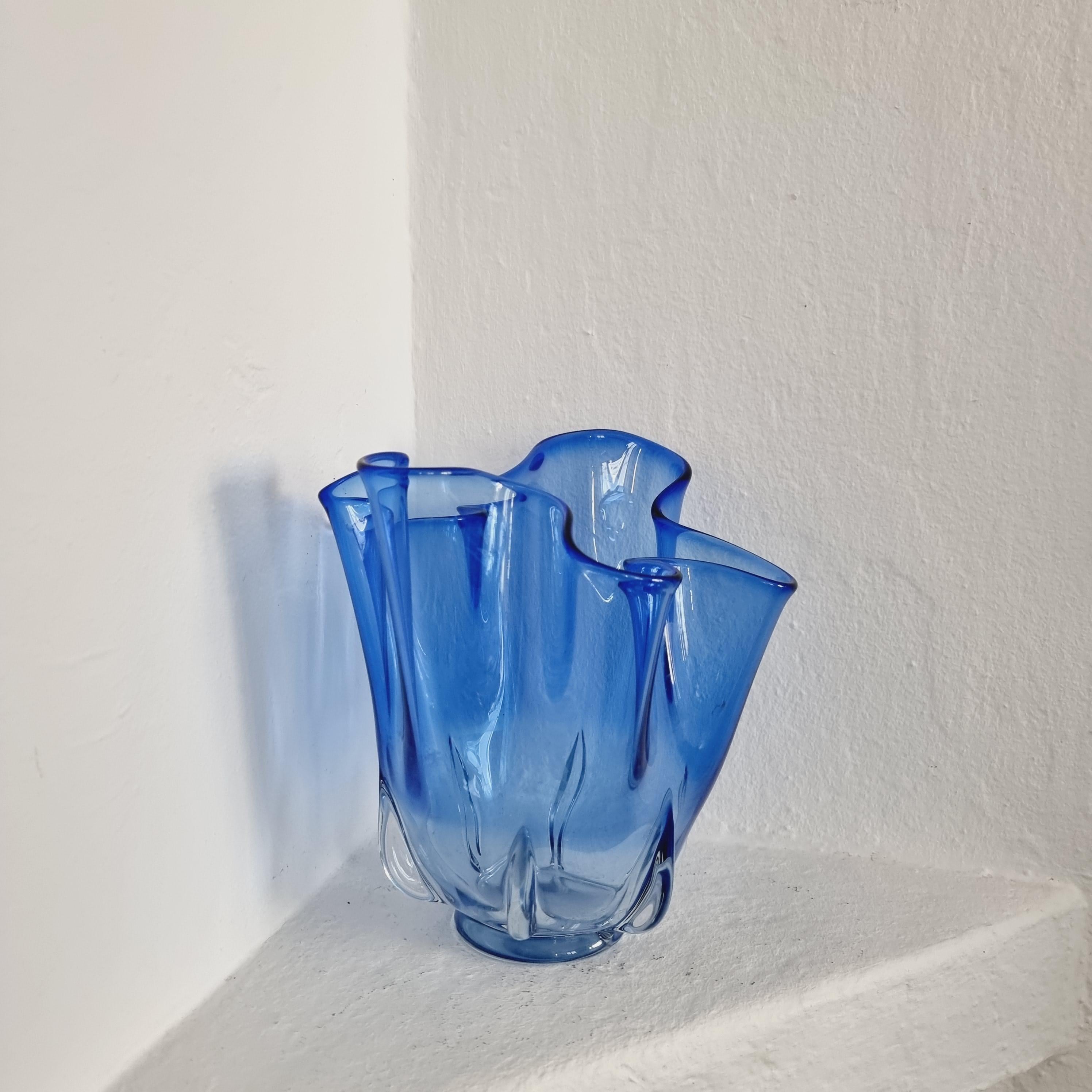 Italian Murano Glass Handkerchief / Tulip Vase in sky blue. 

Bottom with Arte Murano Hallmark. 

In good condition. Normal/small signs of age and wear. 

