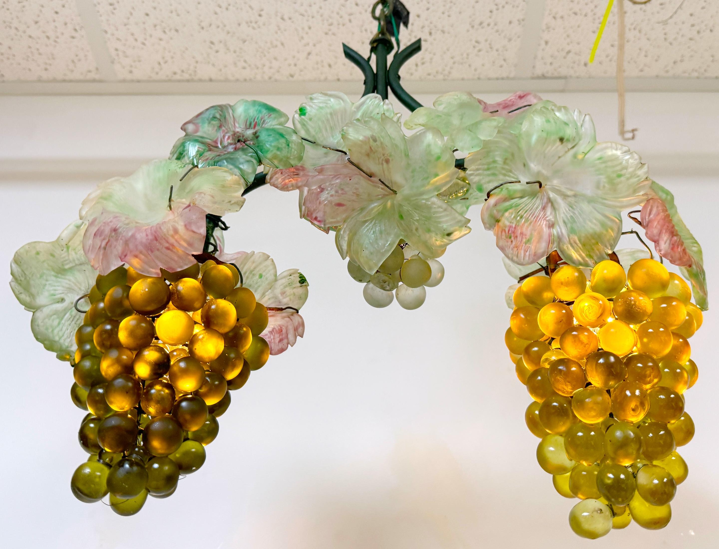Lampadario a sospensione con uva e foglie in vetro di Murano 
Italia, circa anni '50

Questo squisito lampadario a sospensione in vetro di Murano, realizzato in Italia intorno agli anni '50, è un esempio accattivante della fantasiosa arte della