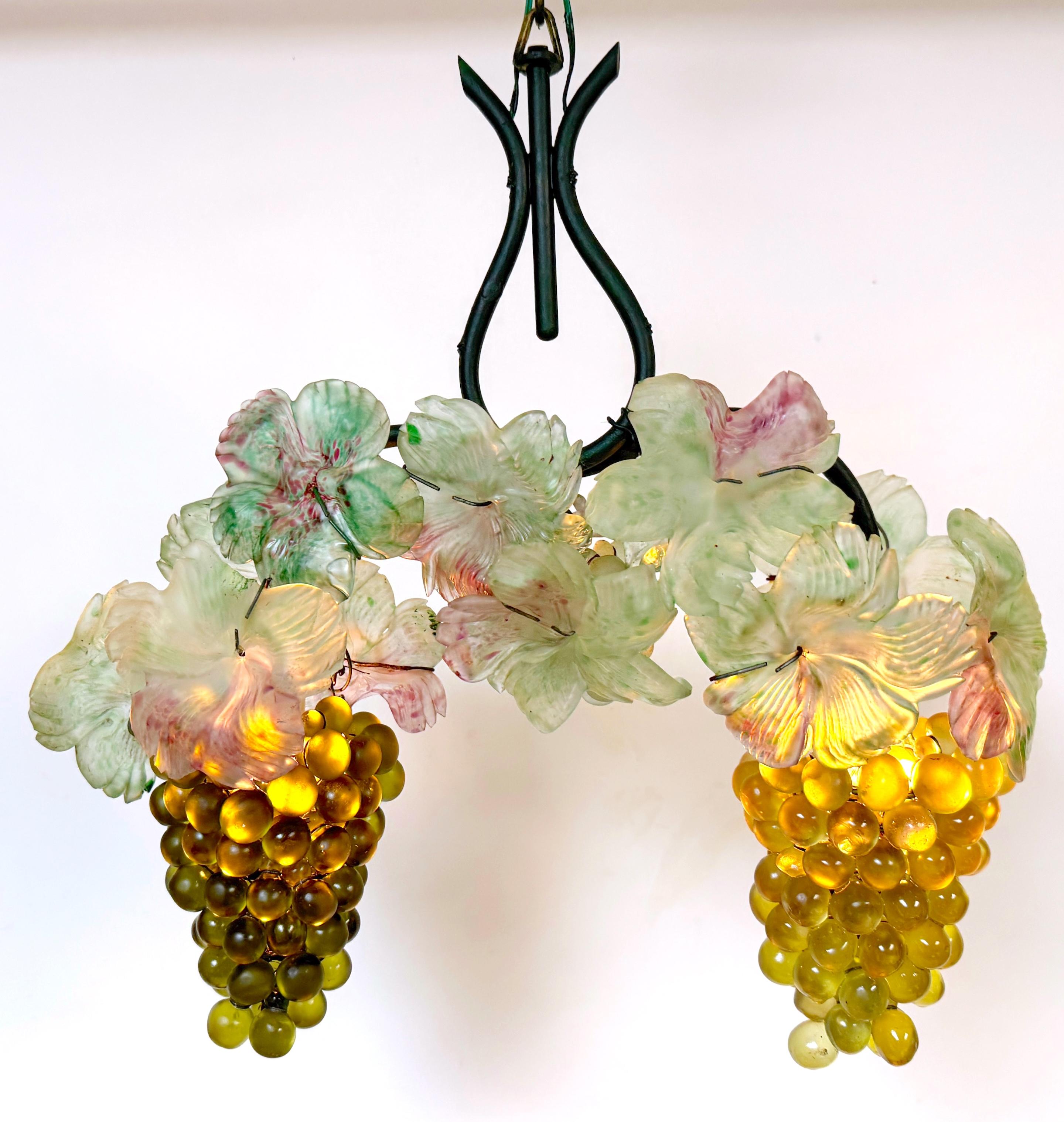 Italiano Lampadario a sospensione in vetro di Murano con uva e foglie in vendita