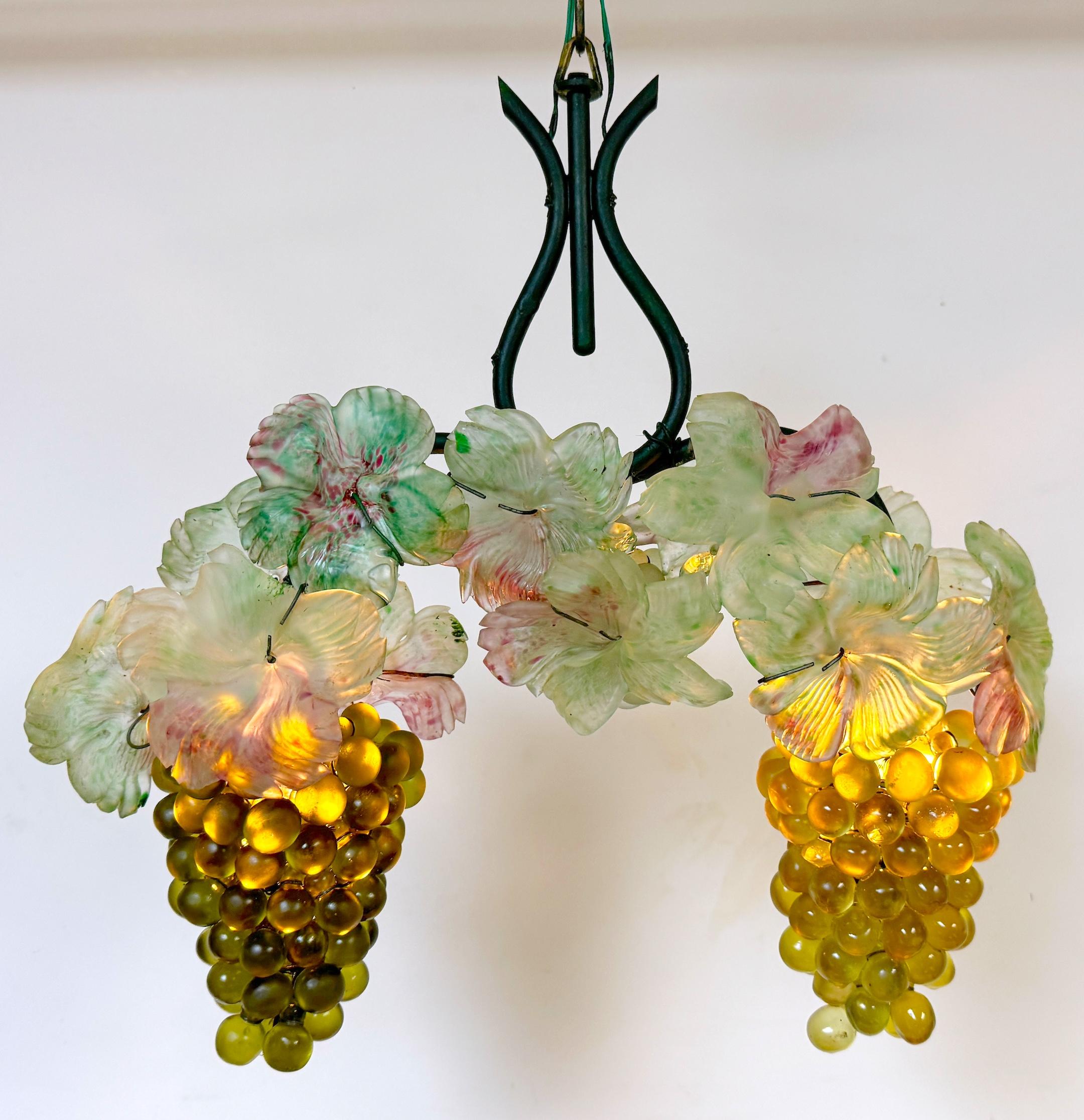 Smaltato Lampadario a sospensione in vetro di Murano con uva e foglie in vendita