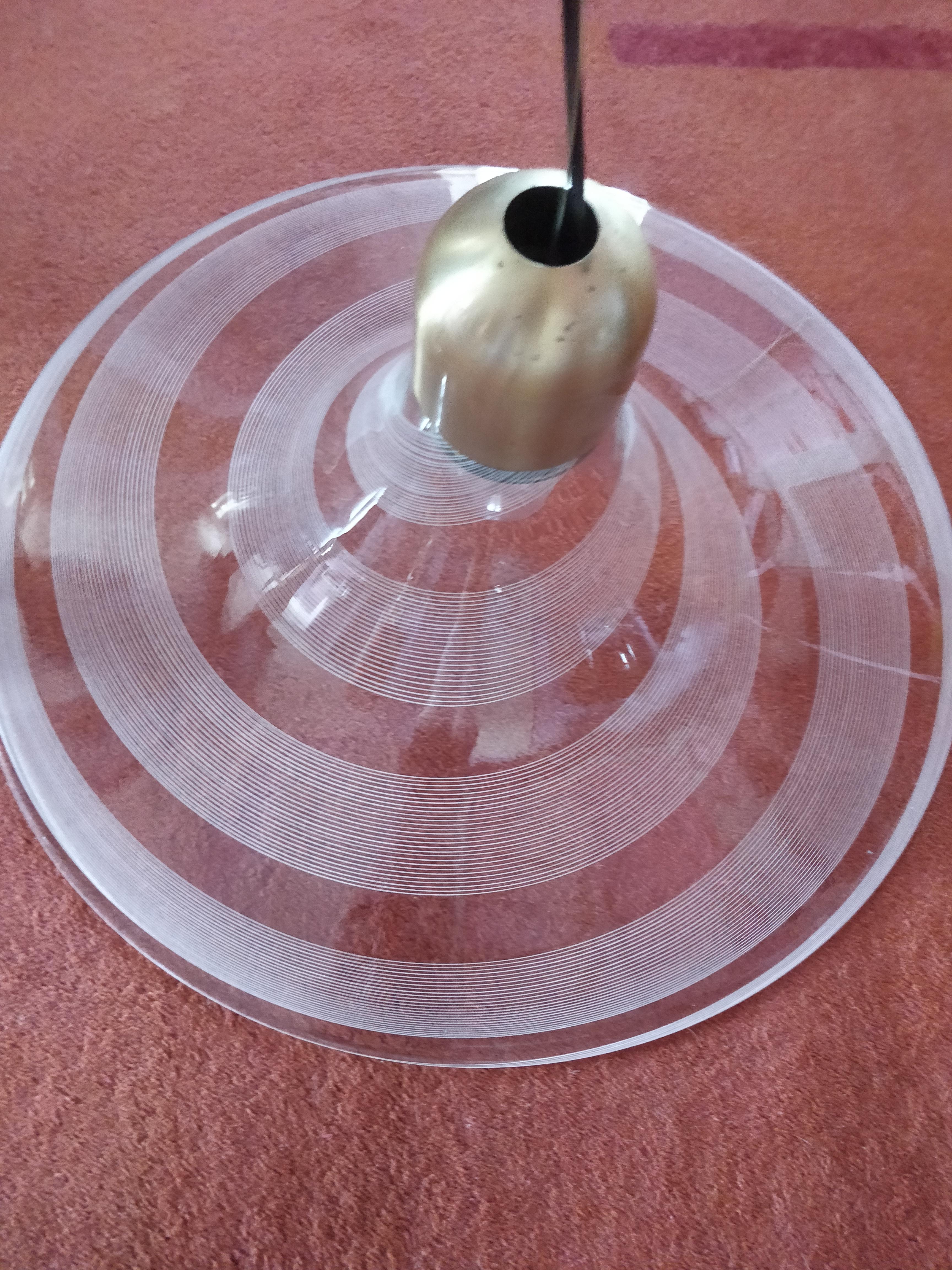 Der Kronleuchter aus Muranoglas hat ein spiralförmiges Design, das für einen Hauch von Dynamik und Bewegung sorgt. Darüber ist es mit einer goldfarbenen Halbkugel verziert. Sie wurde in den 1970er Jahren hergestellt und hat einen Durchmesser von 59
