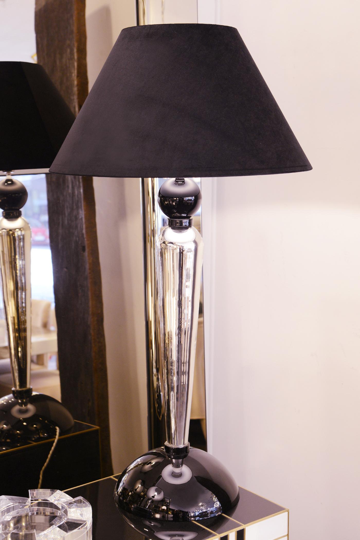 Lampe de table haute en verre de Murano, ensemble de 2, avec base en verre de Murano.
verre de Murano en finition verre argenté et en finition verre noir.
Diamètre de la base : 28,5cm. Avec abat-jour en tissu coton noir inclus.
Support de lampe de