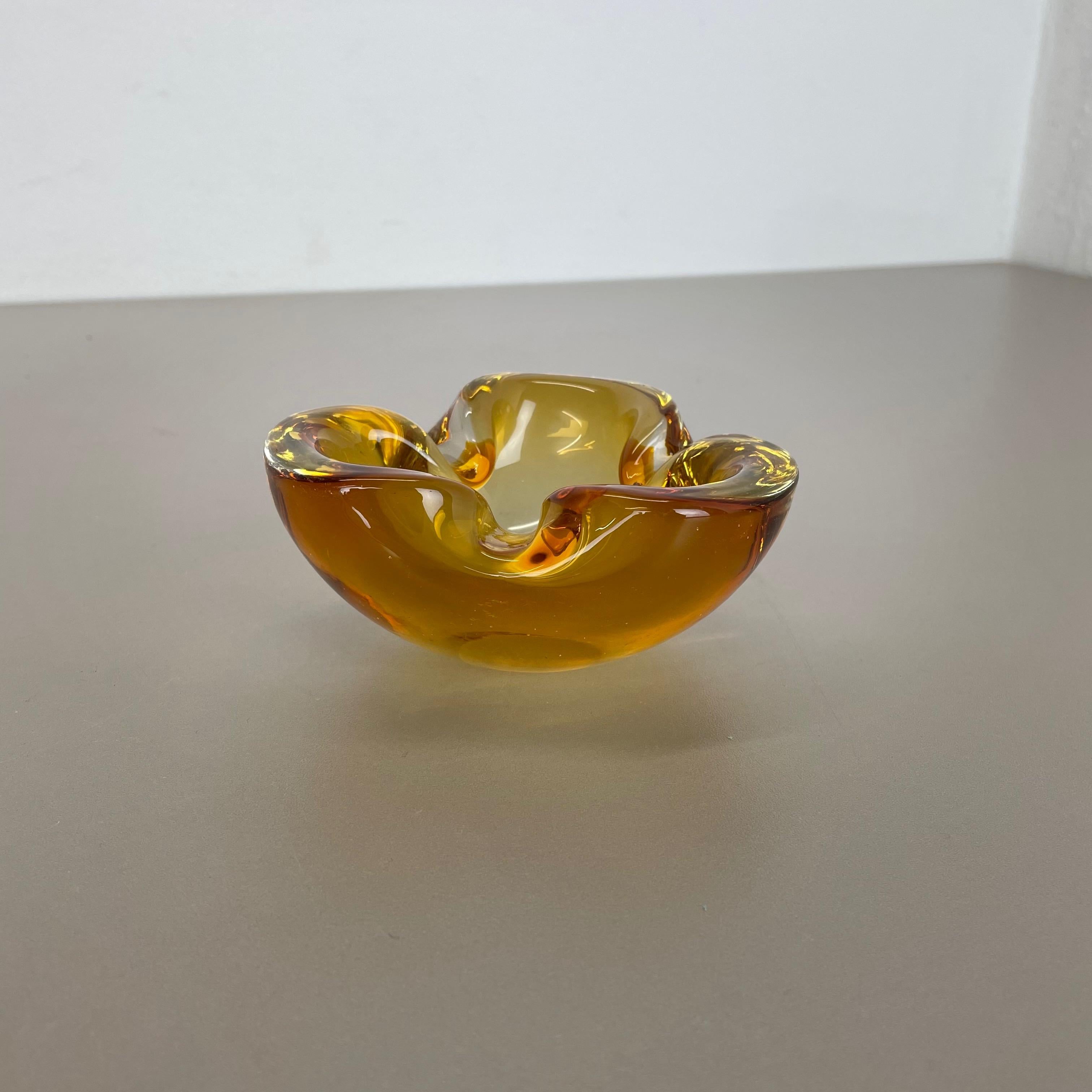 italien Cendrier en verre de Murano « Honey » avec éléments en coquillage Seguso Murano, Italie, 1970