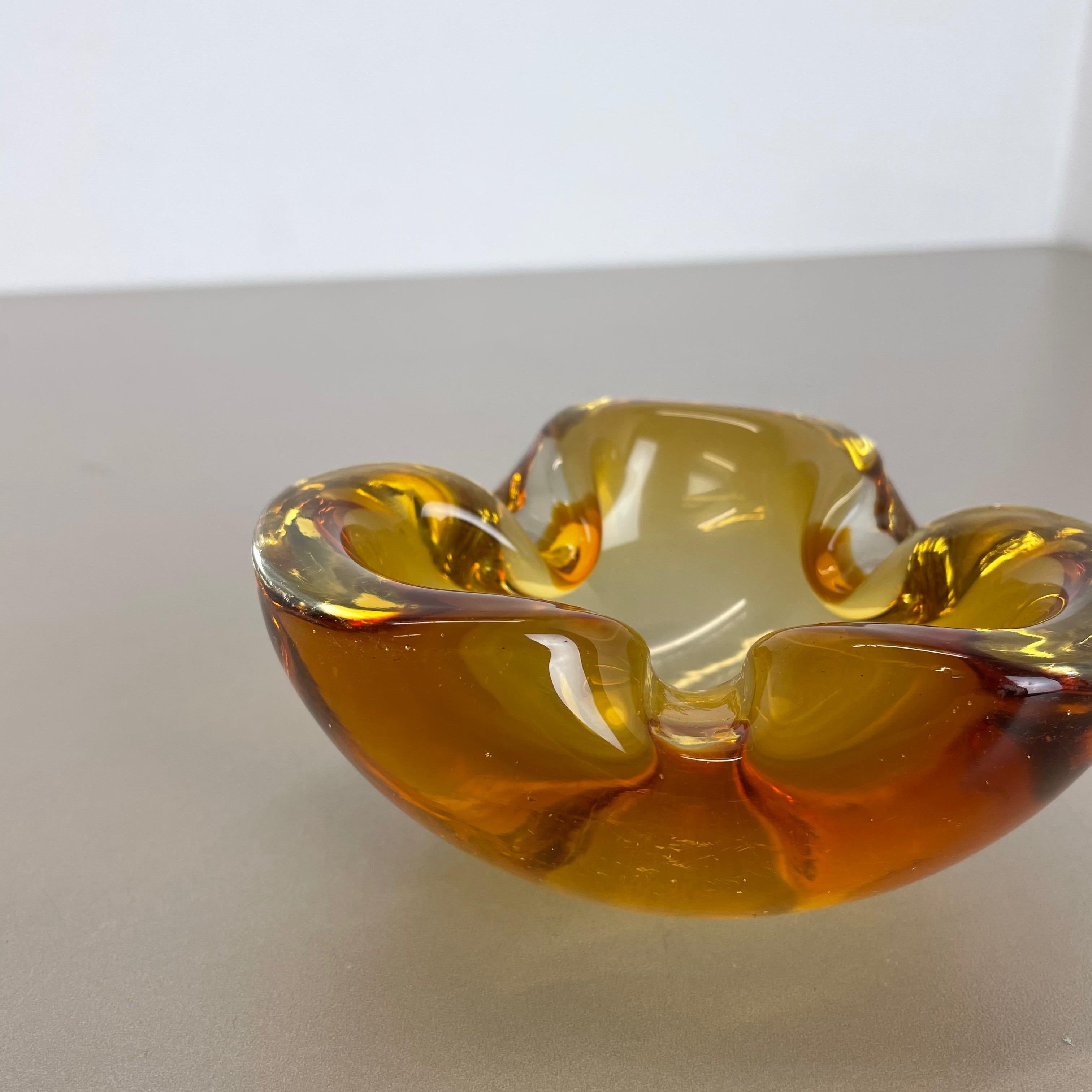 20ième siècle Cendrier en verre de Murano « Honey » avec éléments en coquillage Seguso Murano, Italie, 1970
