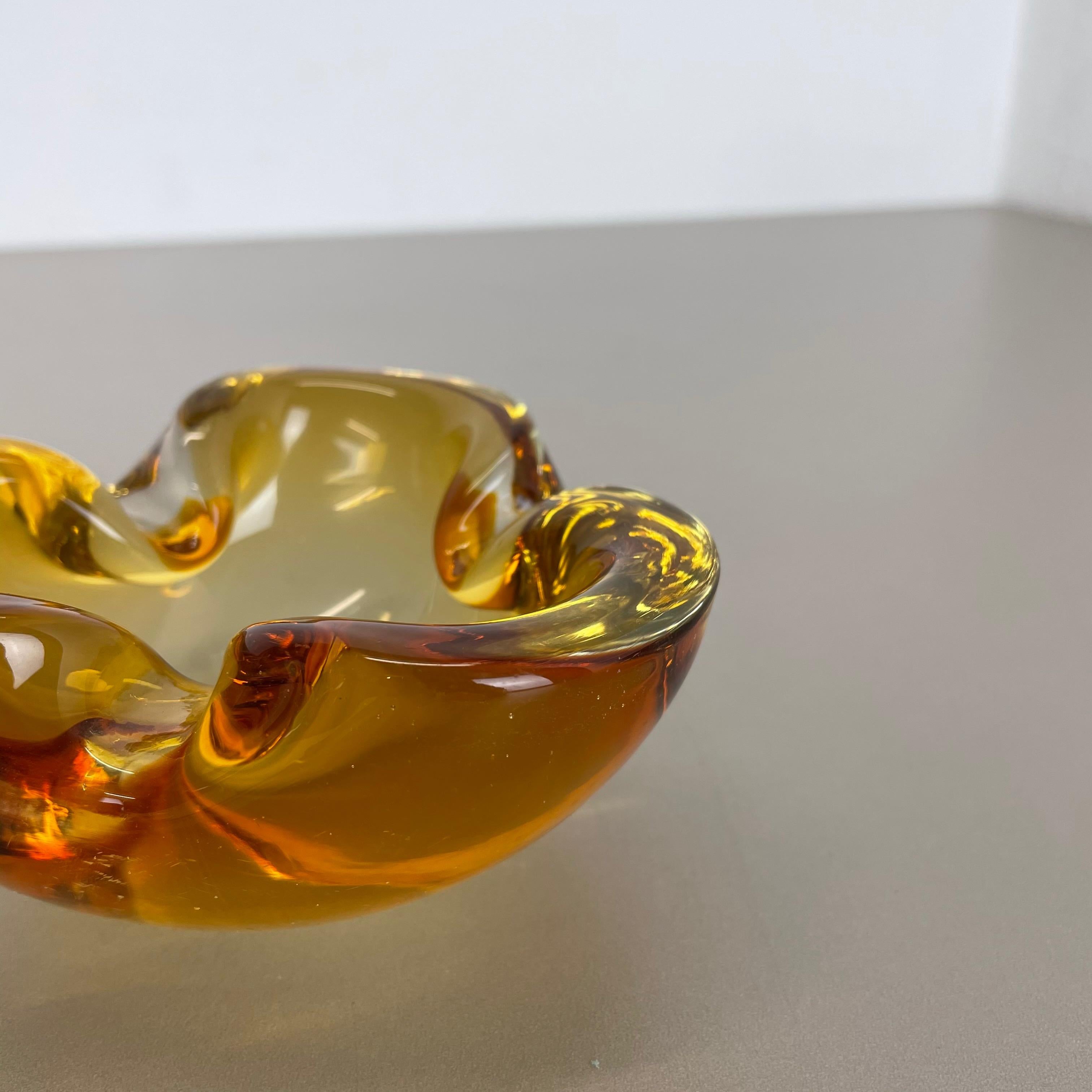 Verre de Murano Cendrier en verre de Murano « Honey » avec éléments en coquillage Seguso Murano, Italie, 1970