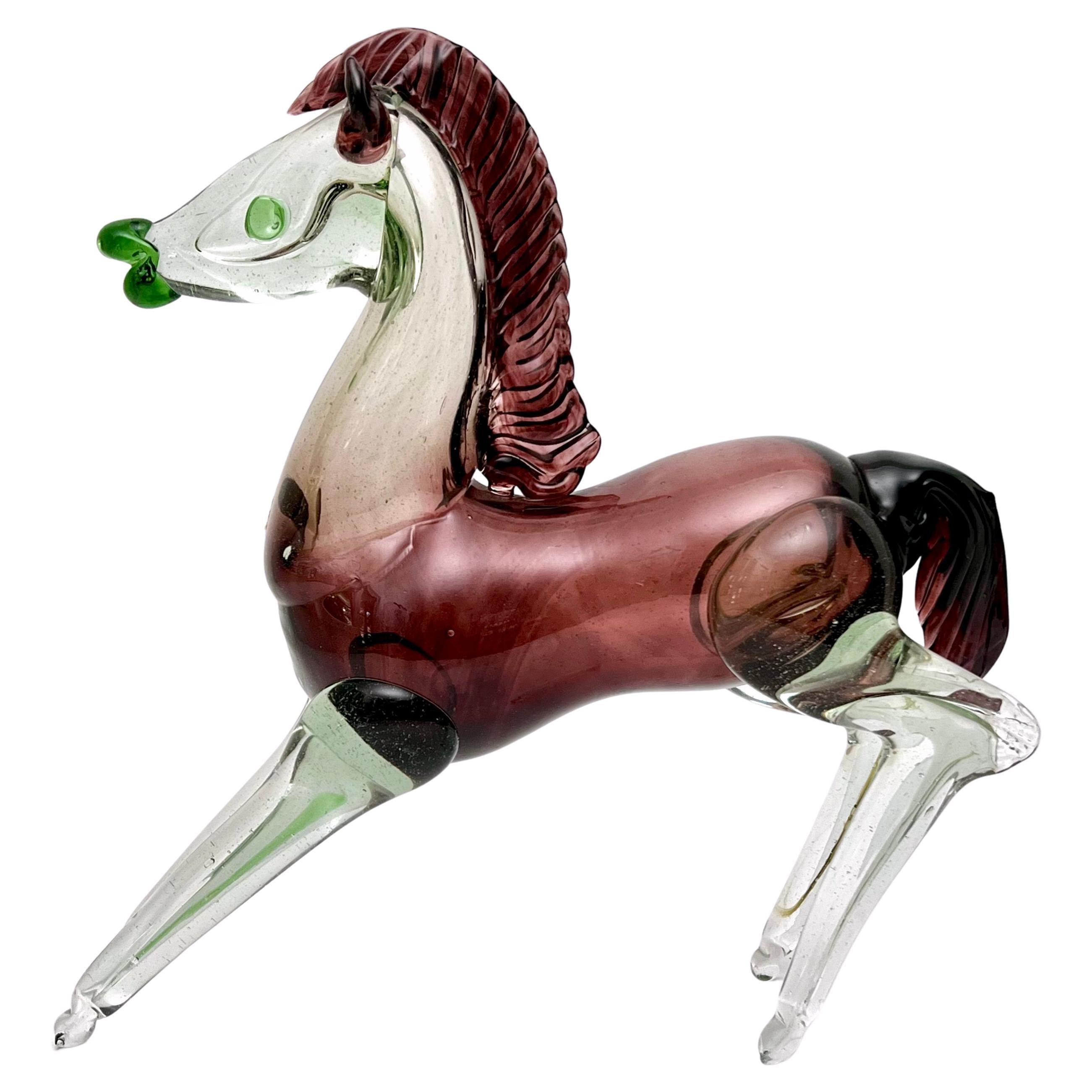 De belles couleurs, un beau Vintage By et une belle sculpture de cheval en verre de Murano.  Ce cheval galope avec une présence et une échelle fantaisistes.  Conçu pour le collectionneur de chevaux ou simplement de Murano.  Parfait pour une table