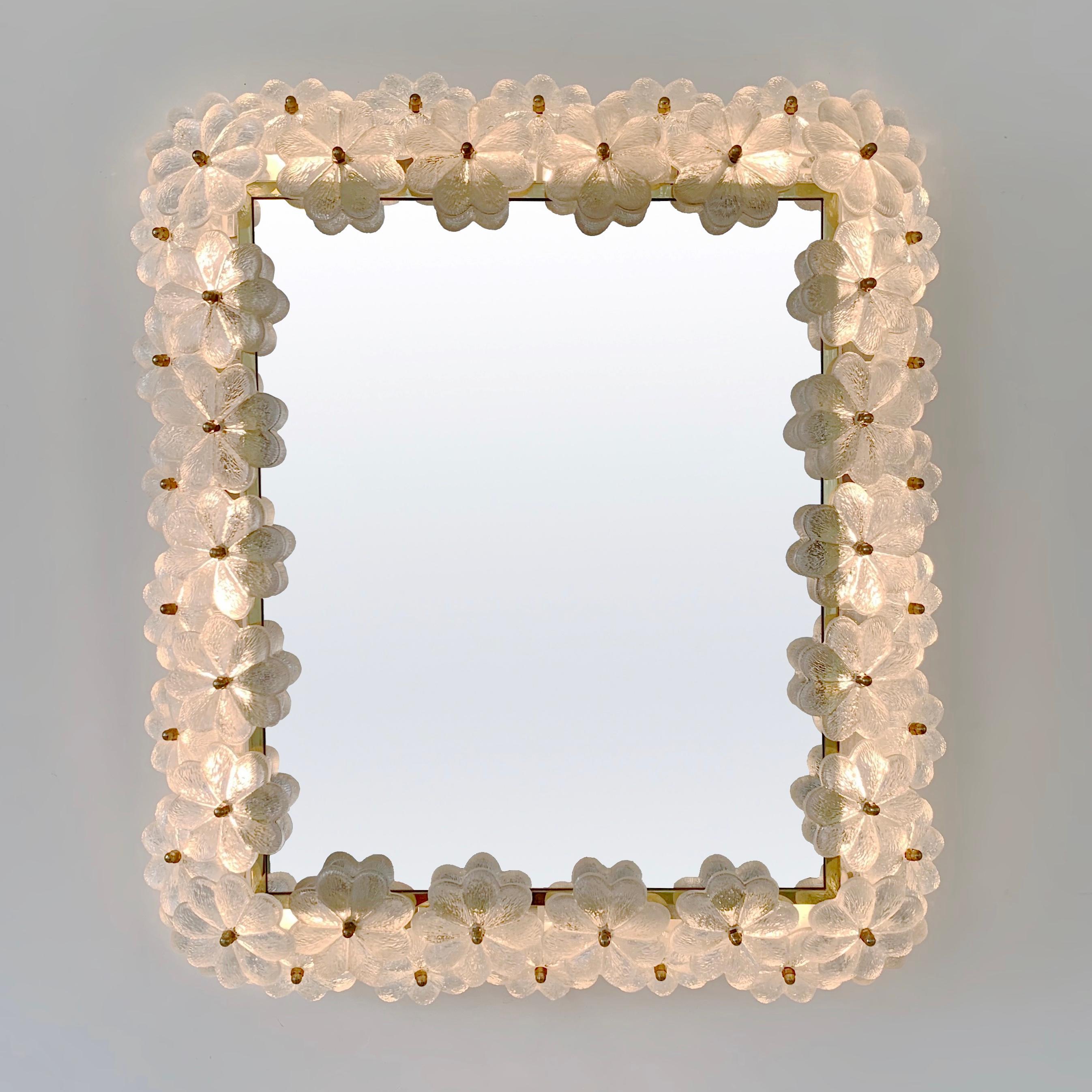 Very nice Illuminated mirror circa 1960, Italy.
2 rows of Murano glass and brass flowers on metal frame.
8 E14 bulbs of 25 W.
Beautiful soft halo when the light is on.
Dimensions: 68 cm H, 55 cm W, 15 cm D.
Good original condition.
All purchases are