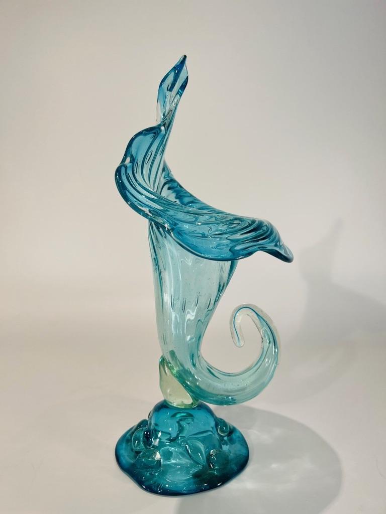 Incroyable vase corne d'abondance en verre de Murano d'un bleu intense circa 1950