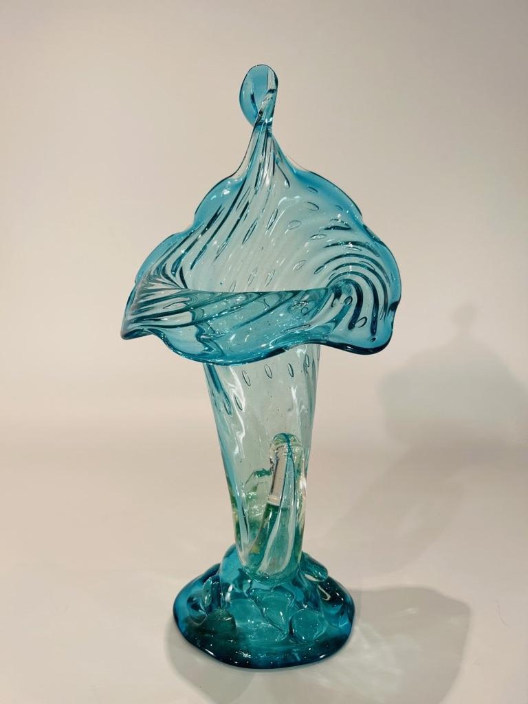 Style international Vase Cornucopia en verre de Murano bleu circa 1950 en vente