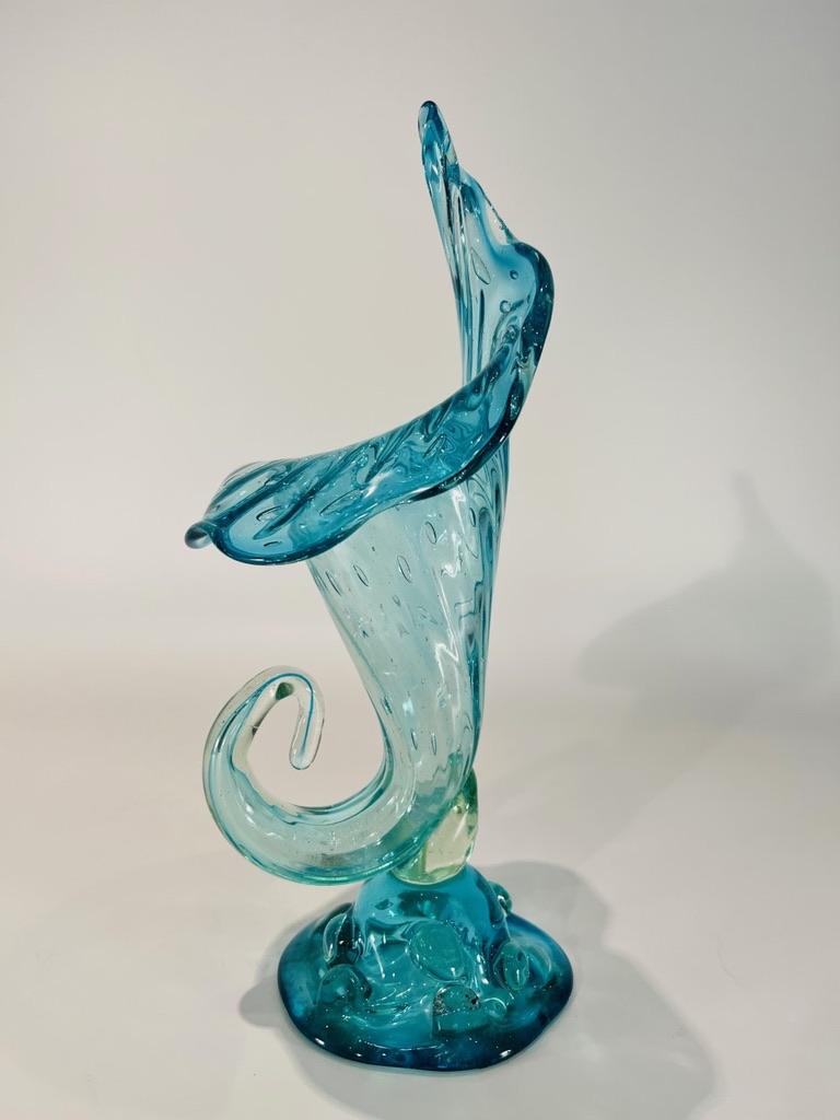 italien Vase Cornucopia en verre de Murano bleu circa 1950 en vente