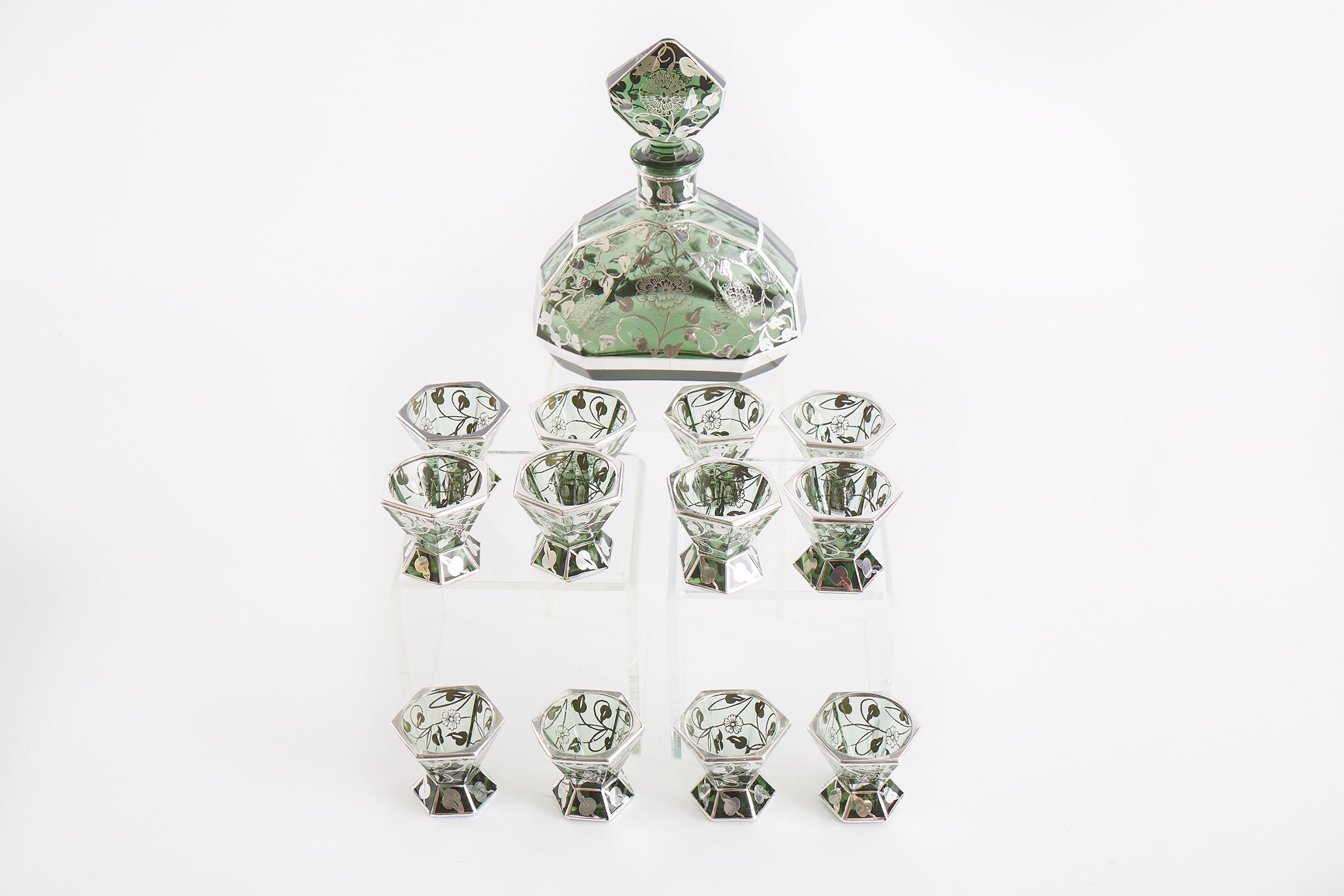 Mitte des 20. Jahrhunderts Muranoglas mit außen eingelegtem Silber Design Detail Barware / Geschirr Service für zwölf Personen. Das Bar-/Geschirrservice ist in hervorragendem Zustand. Leichte alters- und gebrauchsbedingte Abnutzung. Der Dekanter