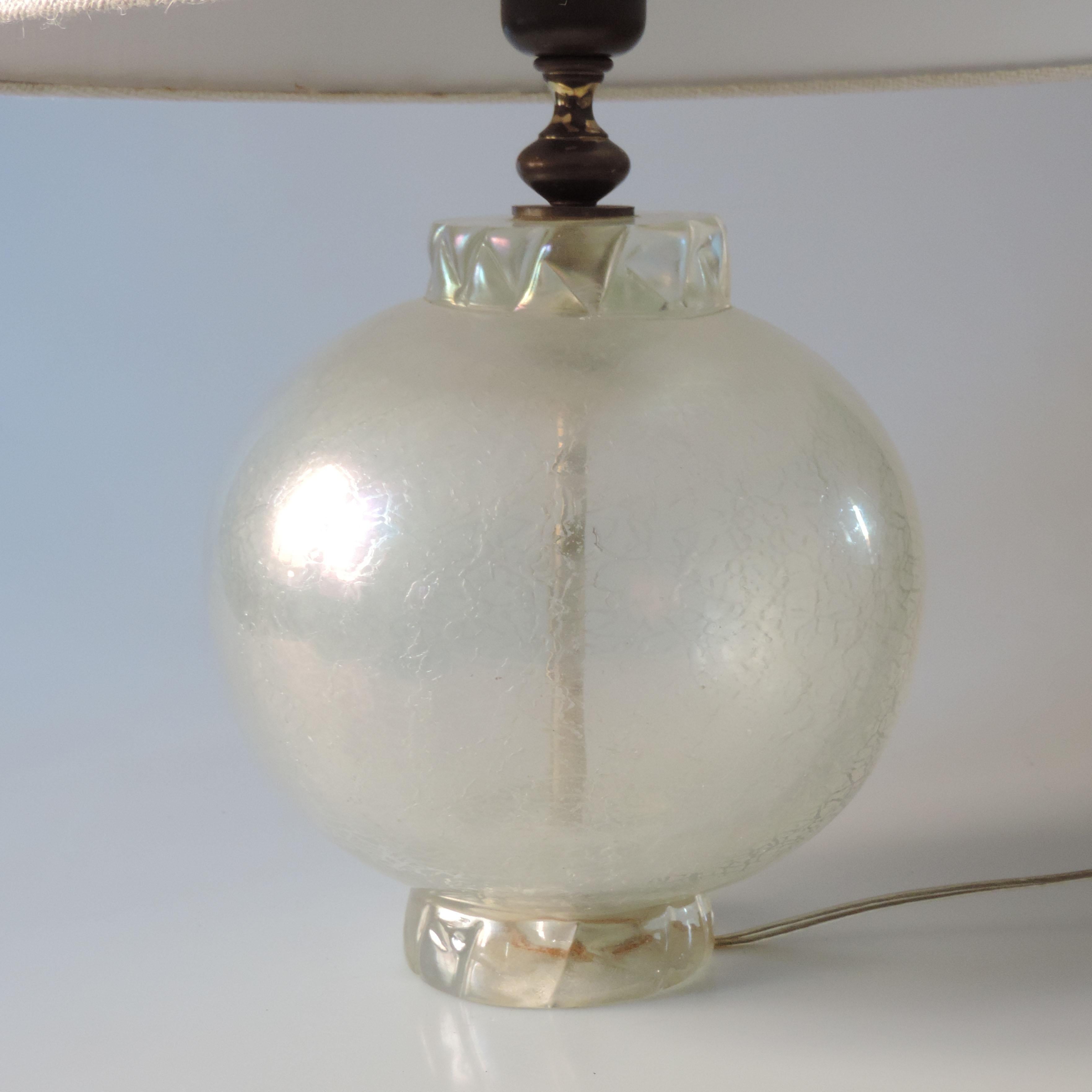 Murano glass iridescent globe table lamp, Italy 1940s
Measurement without shade diameter 23 x height 23 cm.