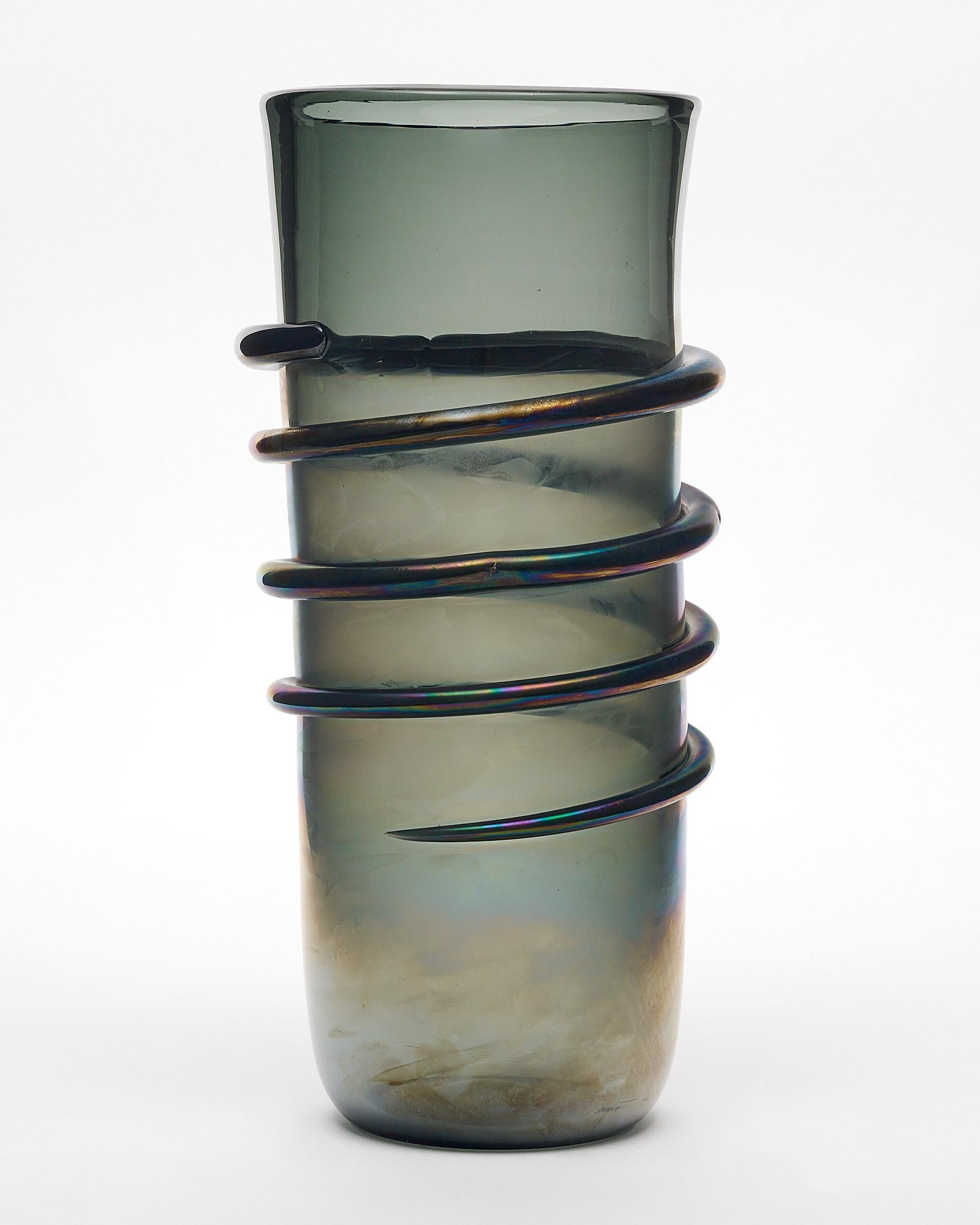 Vase en verre de Murano, fabriqué en verre soufflé à la main sur l'île au large de Venise. Cette pièce présente un verre fumé foncé avec une finition irisée et une 