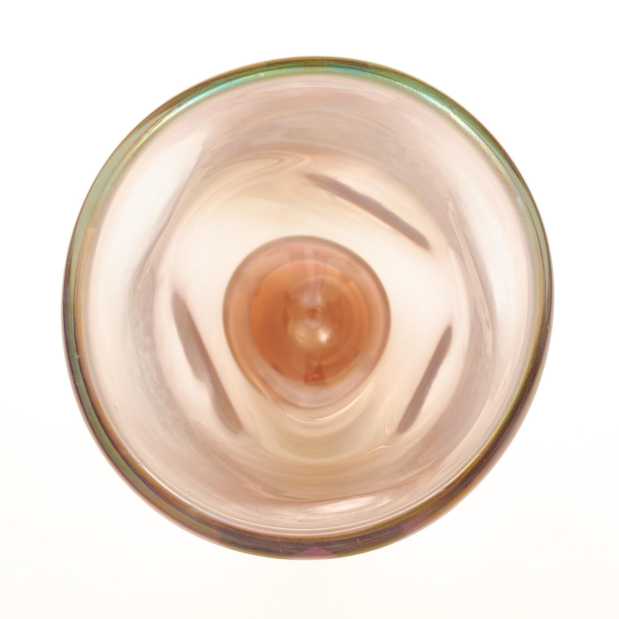 Italiano Vaso a forma di rosa iridescente in vetro di Murano in vendita