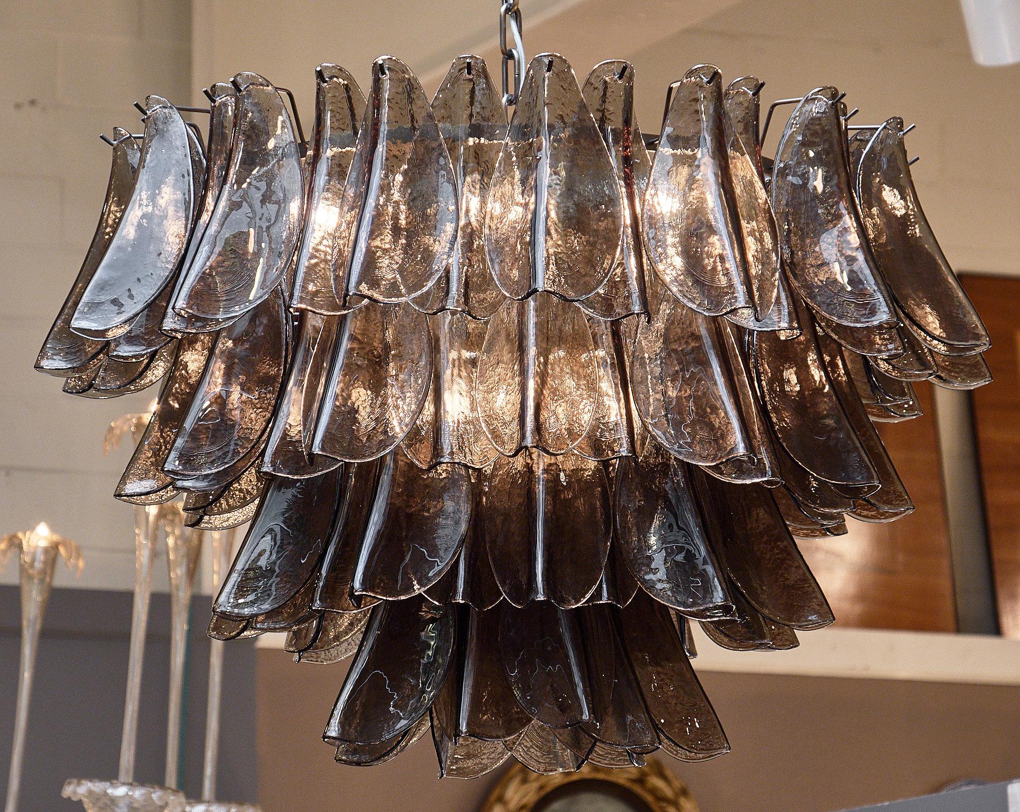 Murano Glass Italian “Foglie” Chandelier In Excellent Condition For Sale In Austin, TX