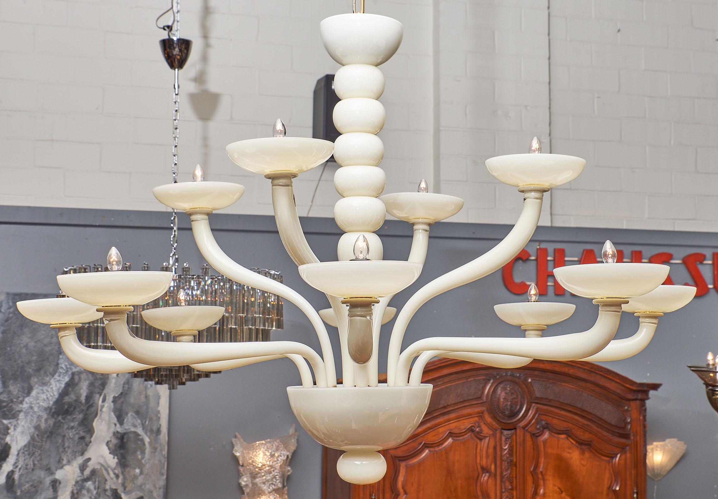 Lustre en verre Murano ivoire à douze branches. Nous aimons les lignes classiques et les détails modernes de ce luminaire soufflé à la main. Il a été nouvellement câblé pour correspondre aux normes américaines et nécessite 12 ampoules à culot