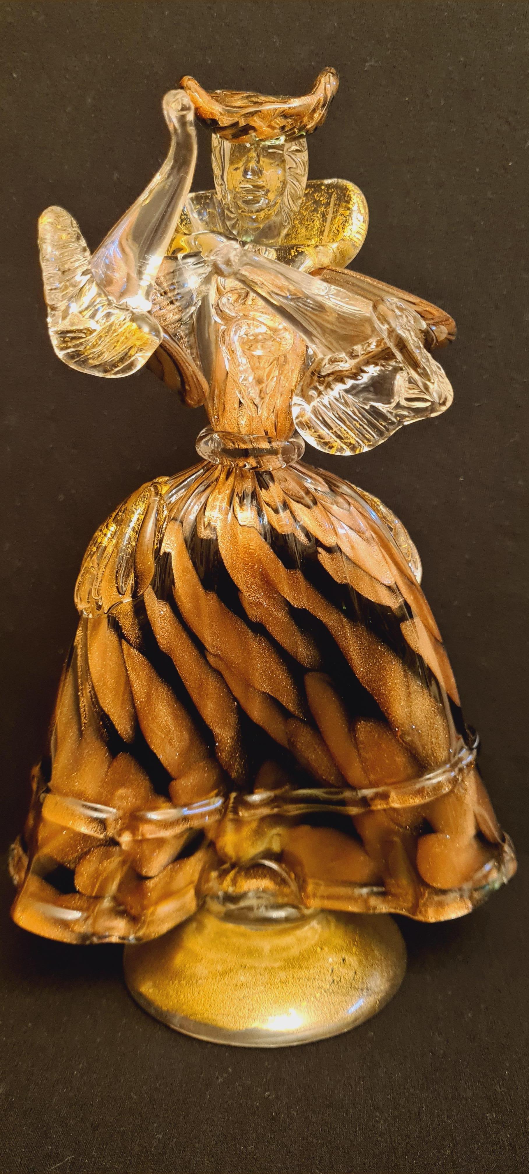 Schöne tanzende Dame aus Muranoglas mit Blattgold, Aureliano Toso zugeschrieben. Die schwarze Tönung im Glas färbt den Rock der Dame grün, wenn sie von hinten beleuchtet wird. Ein faszinierendes Spiel mit Licht und Farben.
In ausgezeichnetem Zustand.