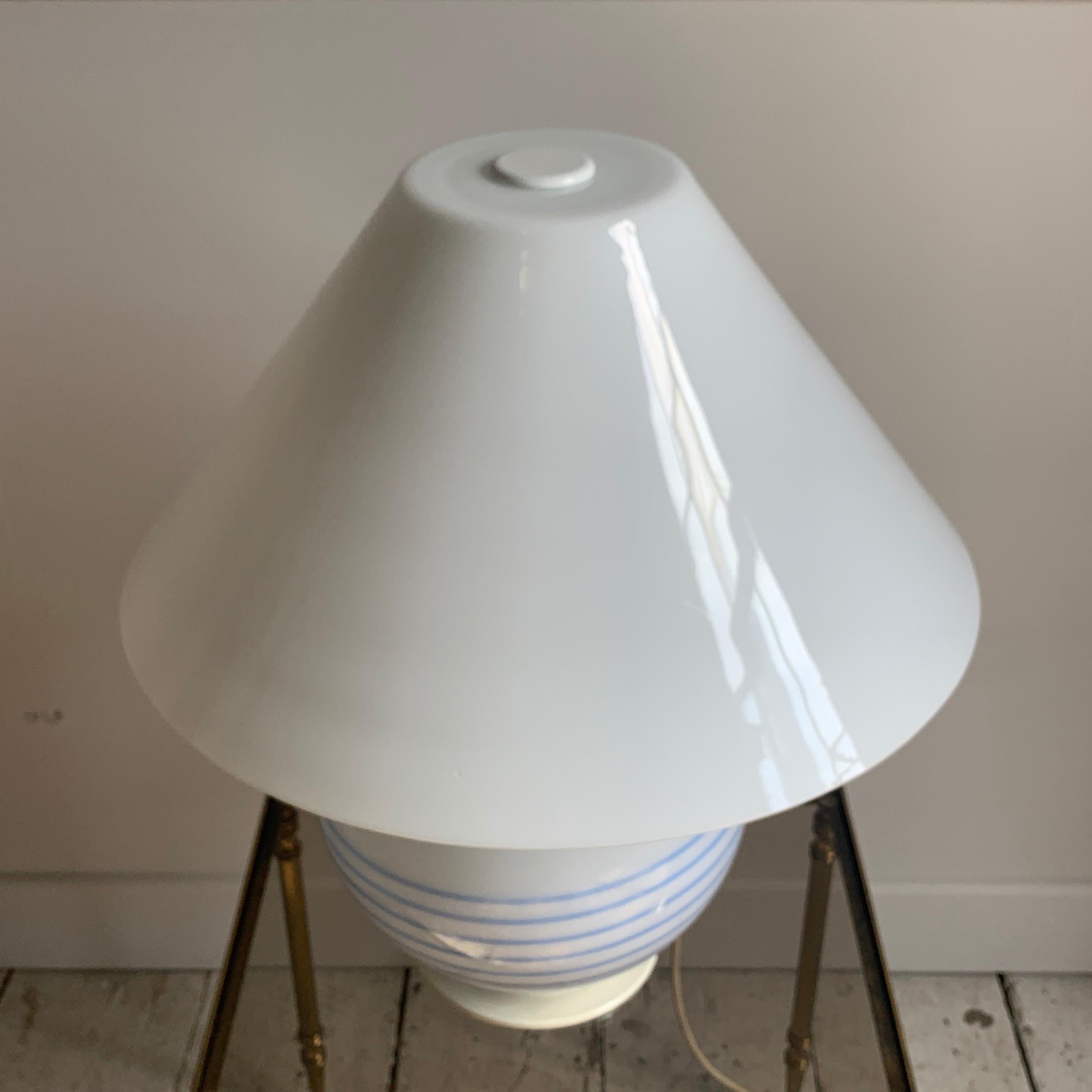 Lampe aus weißem und blauem Muranoglas, 1970er Jahre im Angebot 3
