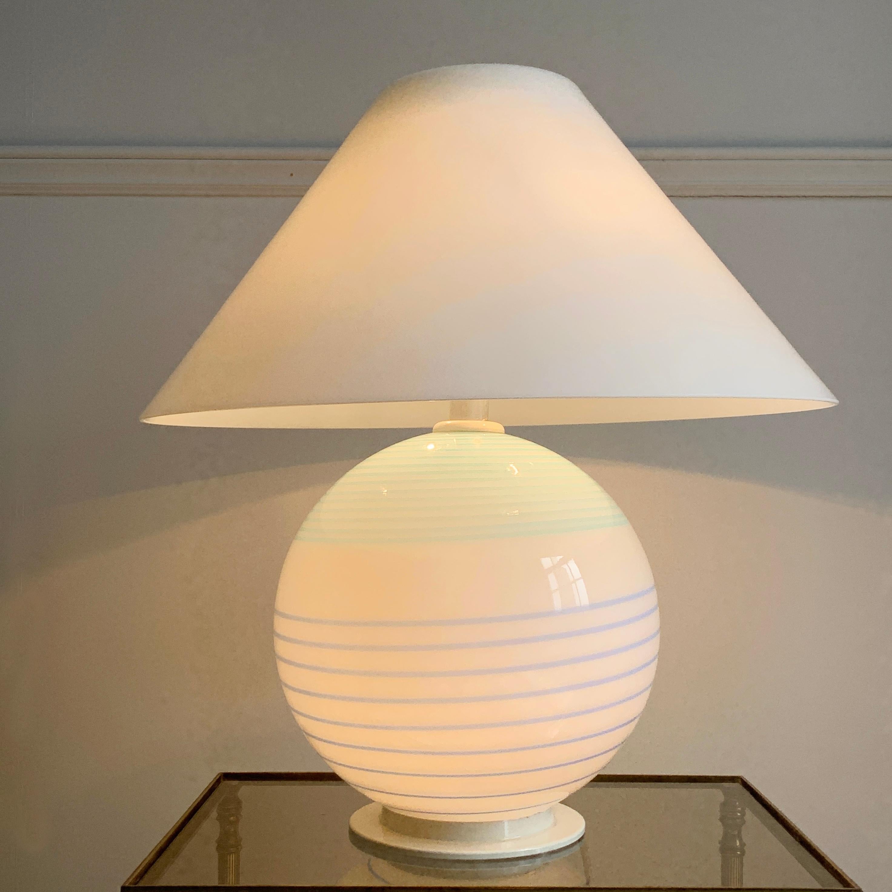 Atemberaubende Vetri Murano Lampe, aus den 1970er Jahren. Große Lampe aus mundgeblasenem Murano-Glas, mit Glasschirm. Ein wirklich schönes Stück im Vintage-Stil, das sowohl oben, wo sich zwei Lampenfassungen befinden, als auch im Inneren des