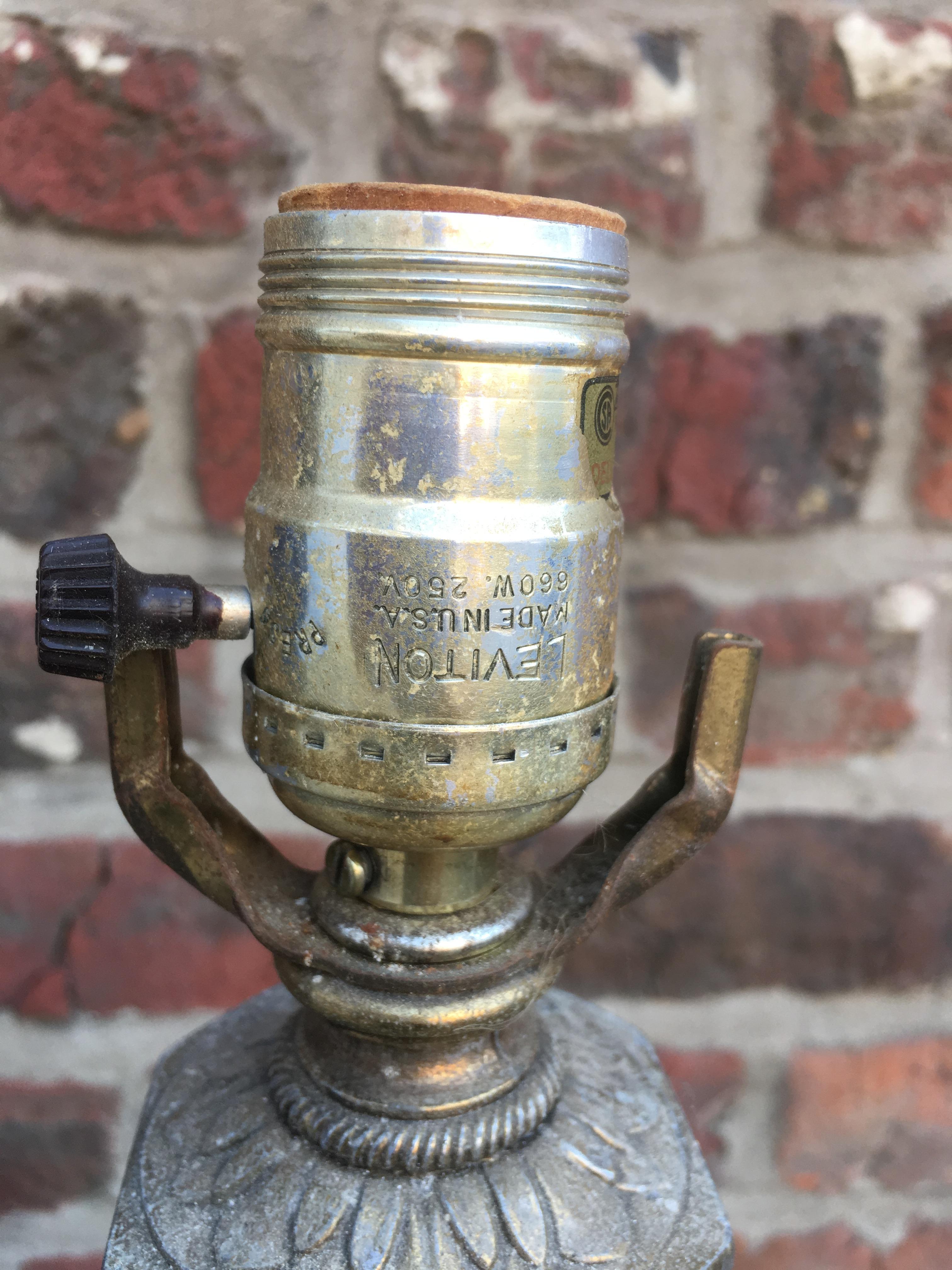 Lampe aus Muranoglas und patiniertem Metall, um 1950-1960 (Mitte des 20. Jahrhunderts) im Angebot