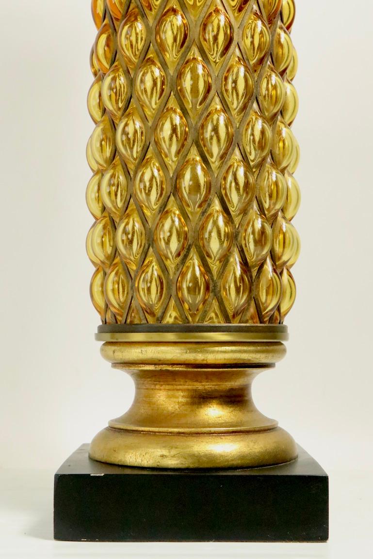 Laiton Lampe en verre de Murano soufflé dans une structure en maille métallique en vente
