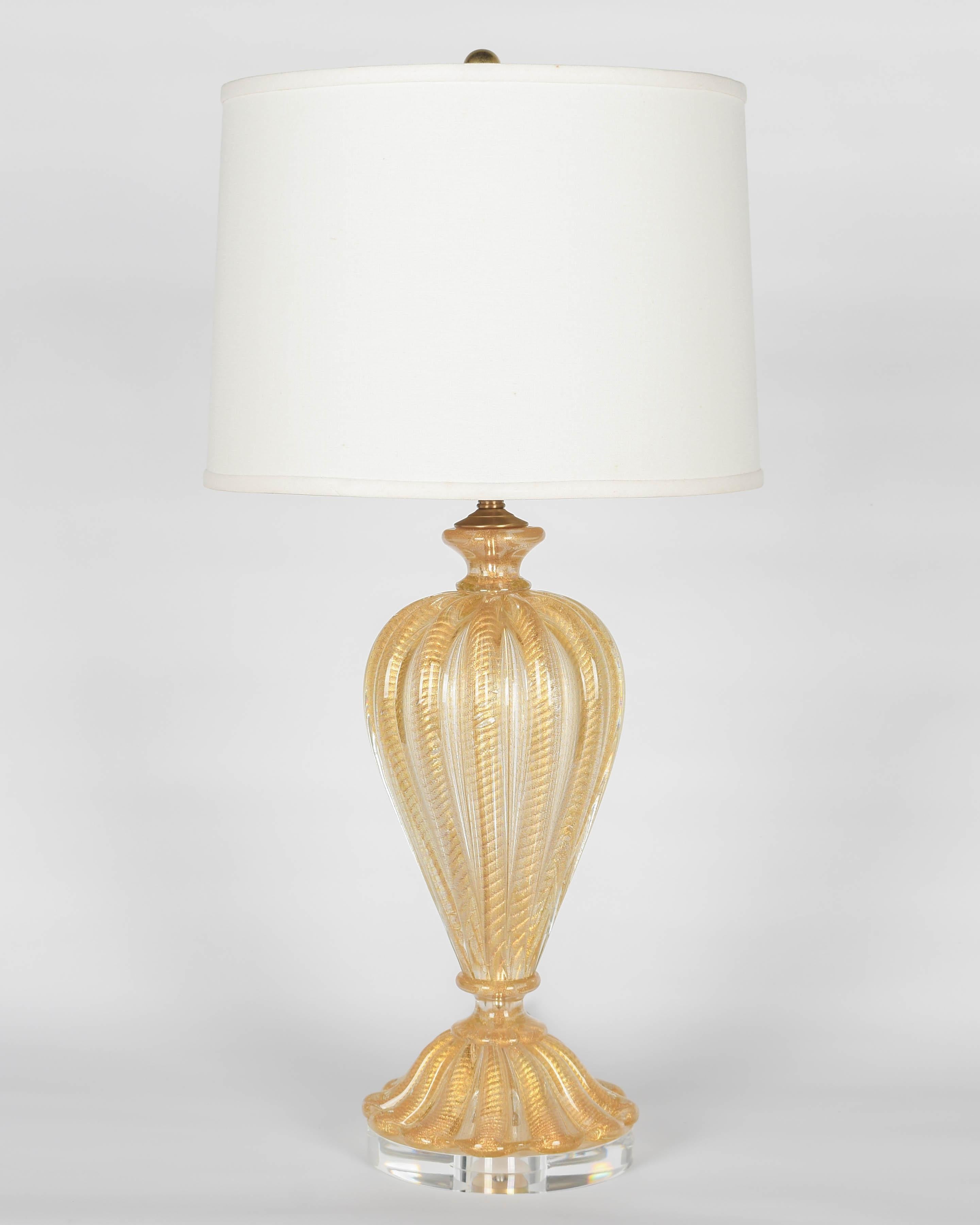 Lámpara de cristal de Murano de mediados de siglo, de Barovier & Toso. Cristal transparente soplado a mano con inclusiones de pan de oro auténtico mediante la técnica del cordonato d'oro (cuerdas de oro). Bonitas proporciones con elegante cuerpo