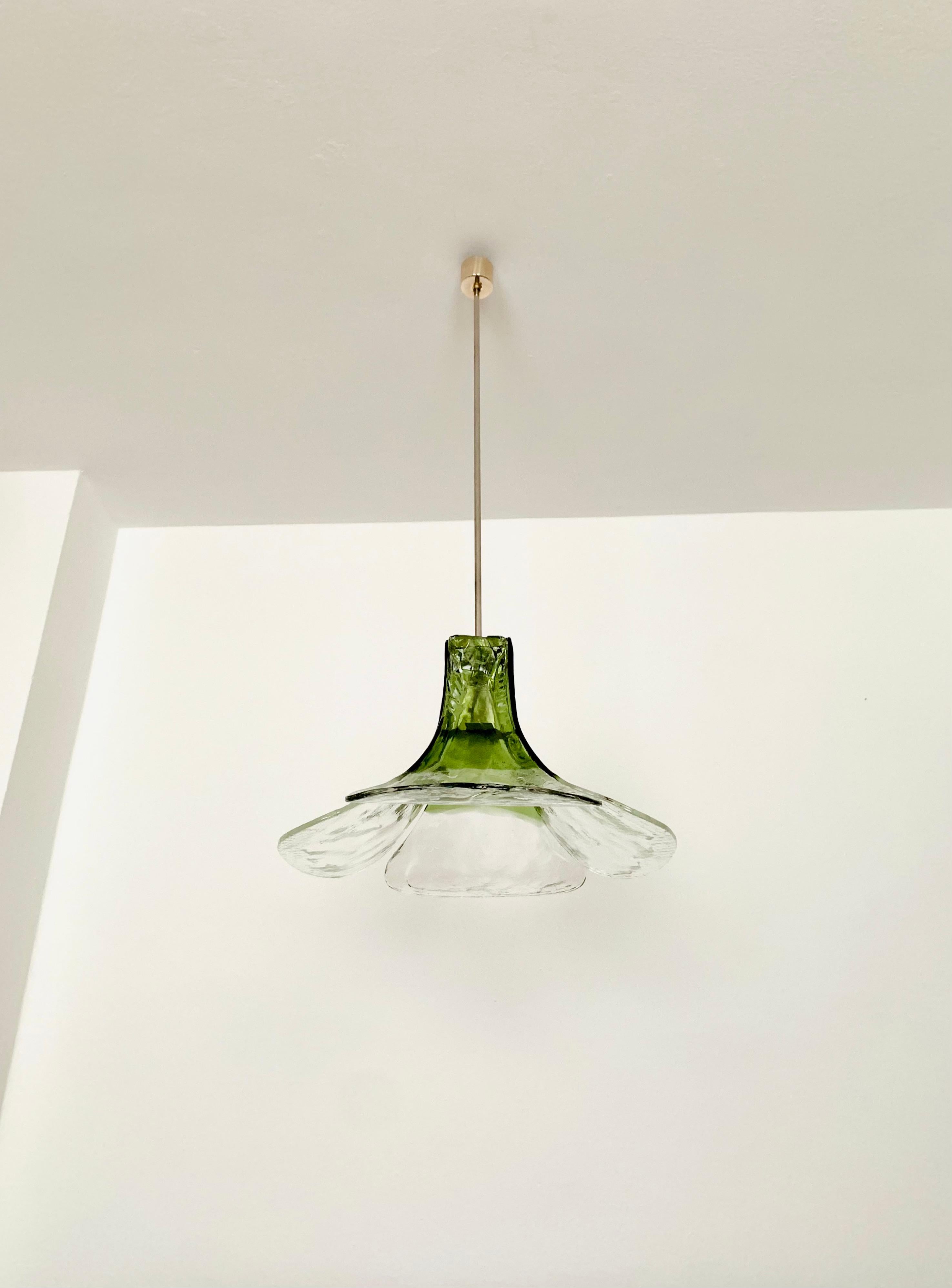 Très beau et grand plafonnier en verre de Murano des années 1960.
La lampe est très élégante.
La structure des verres crée une lumière très pétillante.
Un design fantastique et un atout pour n'importe quelle maison.

Fabricant :