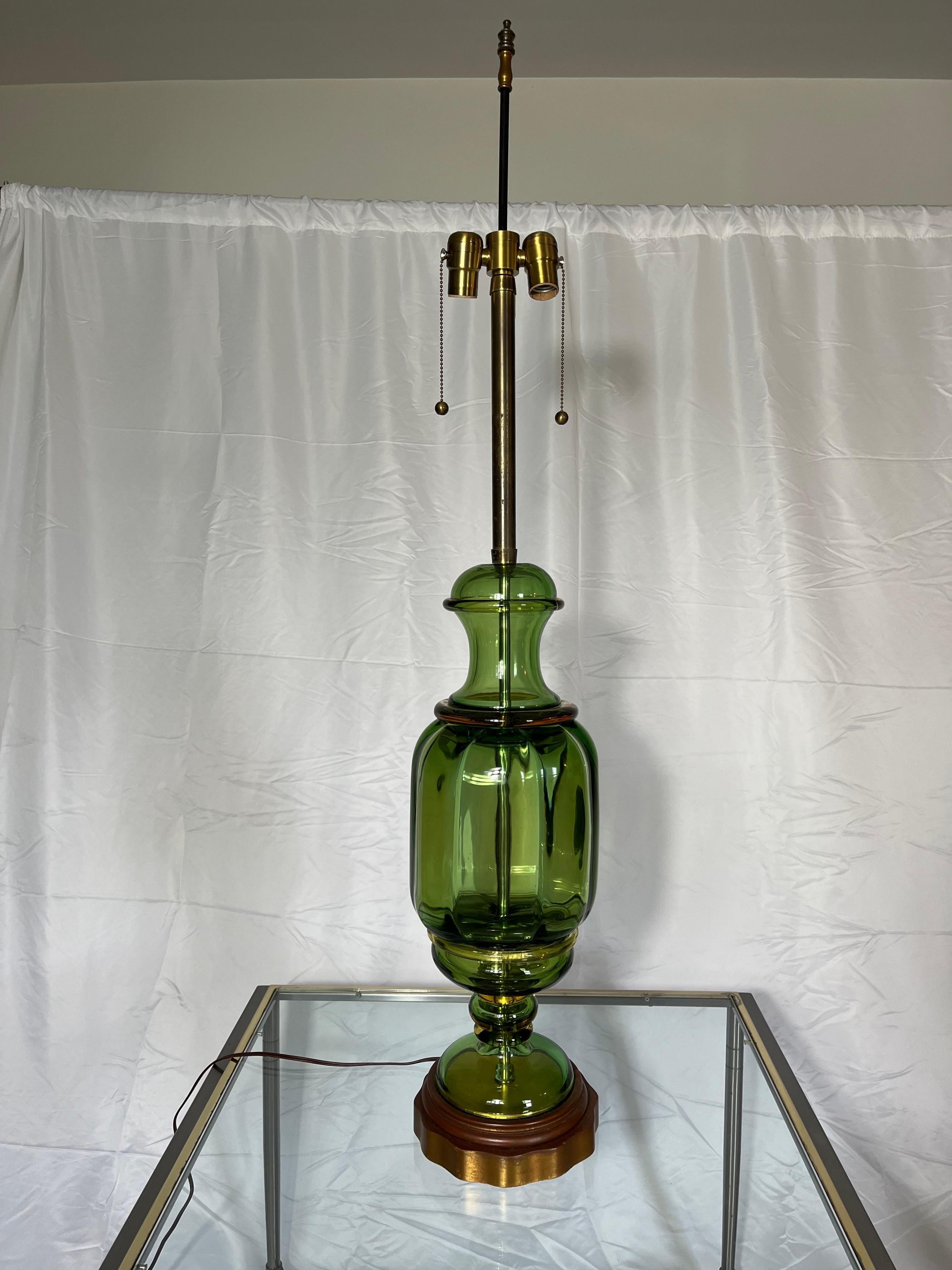 Eine italienische Tischlampe von Seguso für Marbro Lamp Company aus den 1950er Jahren mit doppelter Fassung auf einem Körper aus klarem grünem Murano-Glas. Die Lampe ist in ausgezeichnetem Vintage-Zustand, komplett restauriert mit neuer Verkabelung