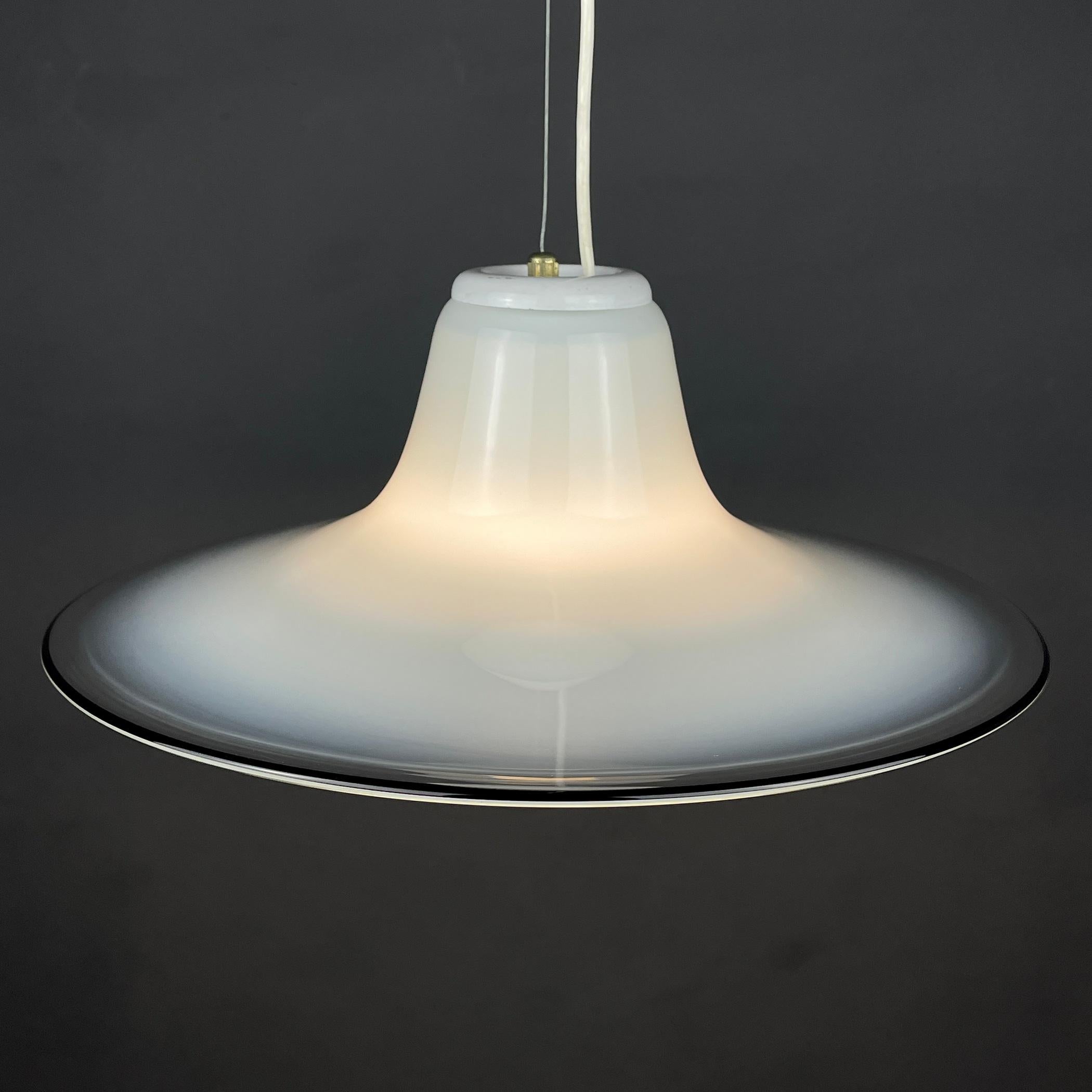 Die prachtvolle Murano-Glaslampe Cinea von Giusto Toso für Leucos. Es wurde in den 1970er Jahren in Italien hergestellt. Lampenschirm in Form eines Hexenhuts aus mundgeblasenem Murano-Kristallglas. Fließender Übergang von transparent zu weiß. Leucos