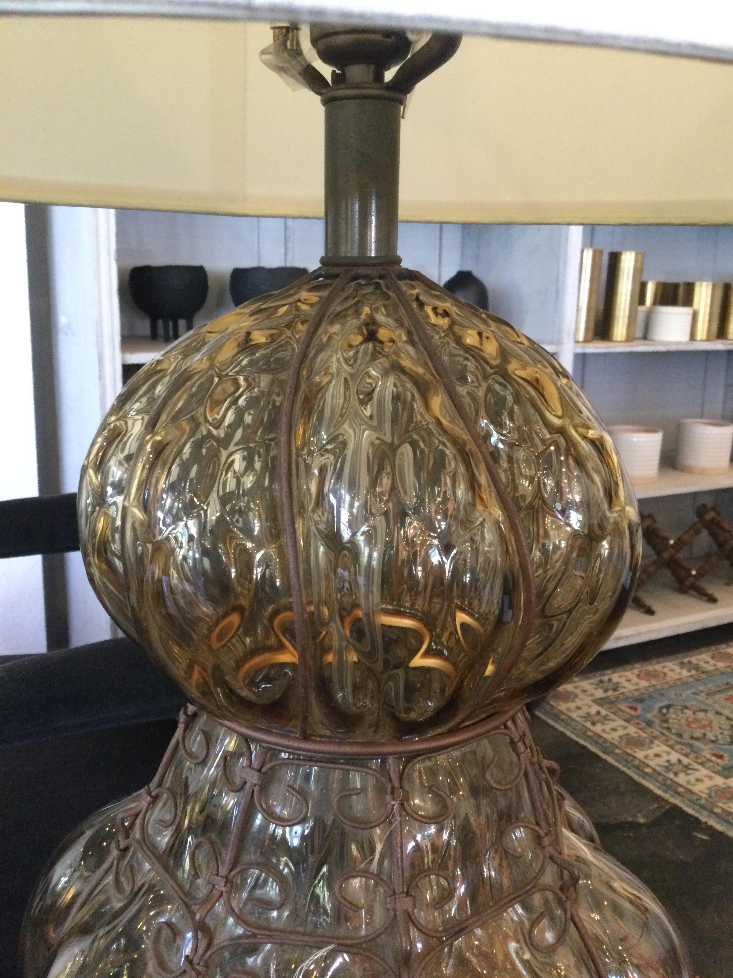 Eine seltene und schöne Murano Lampe mit Bronzesockel.

Murano-Glas wird auf der Insel Murano hergestellt, die in der Stadt Venedig in Norditalien liegt. Dieses Glas wird aus Kieselsäure, Soda, Kalk und Kalium hergestellt, die in einem speziellen