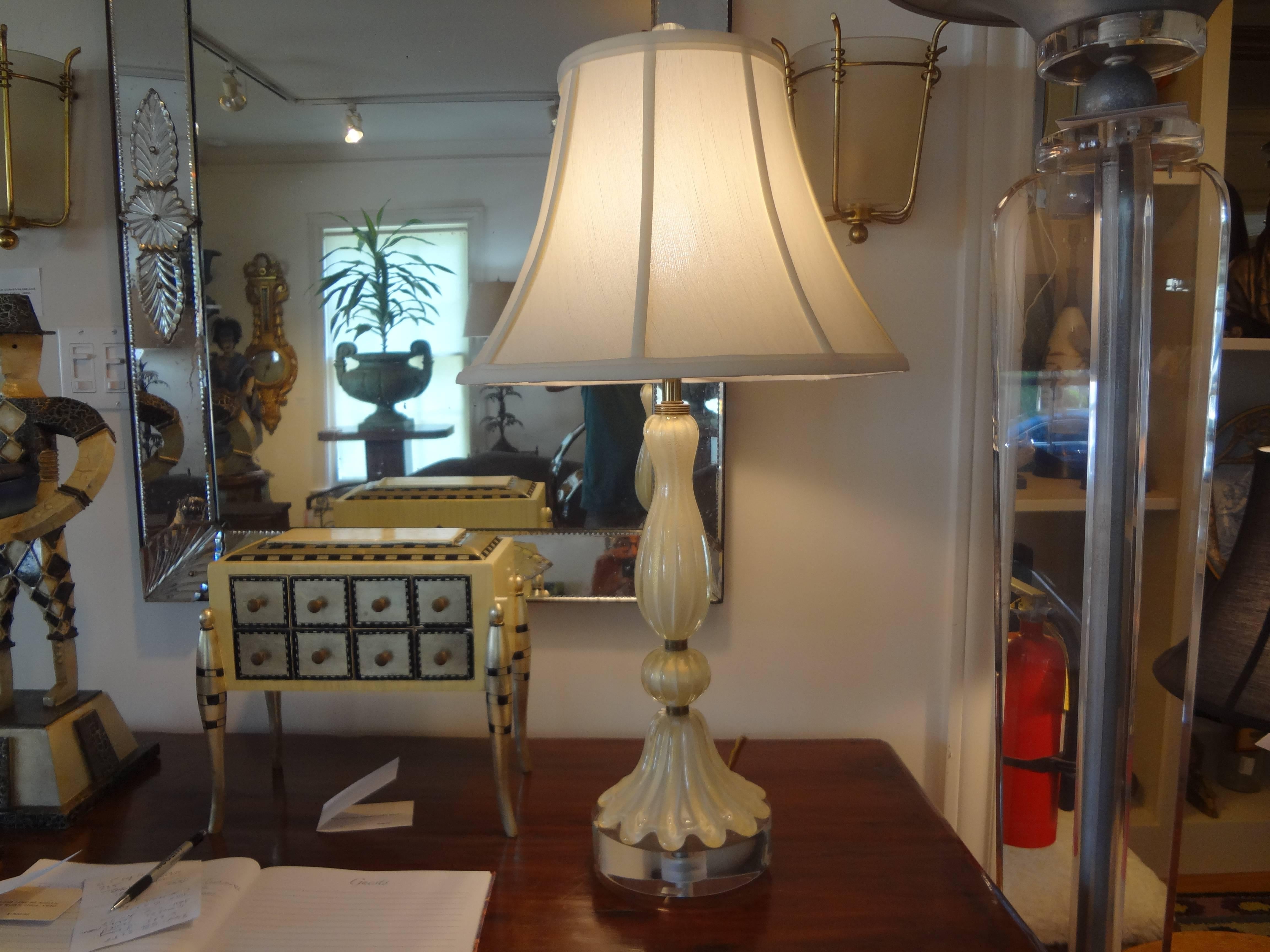 Lampe en verre de Murano attribuée à Barovier.
Lampe vintage italienne en verre de Murano sur base lucite ou acrylique attribuée à Barovier. Cette lampe en verre vénitien est un verre de couleur crème infusé d'or avec des accents de laiton. Notre