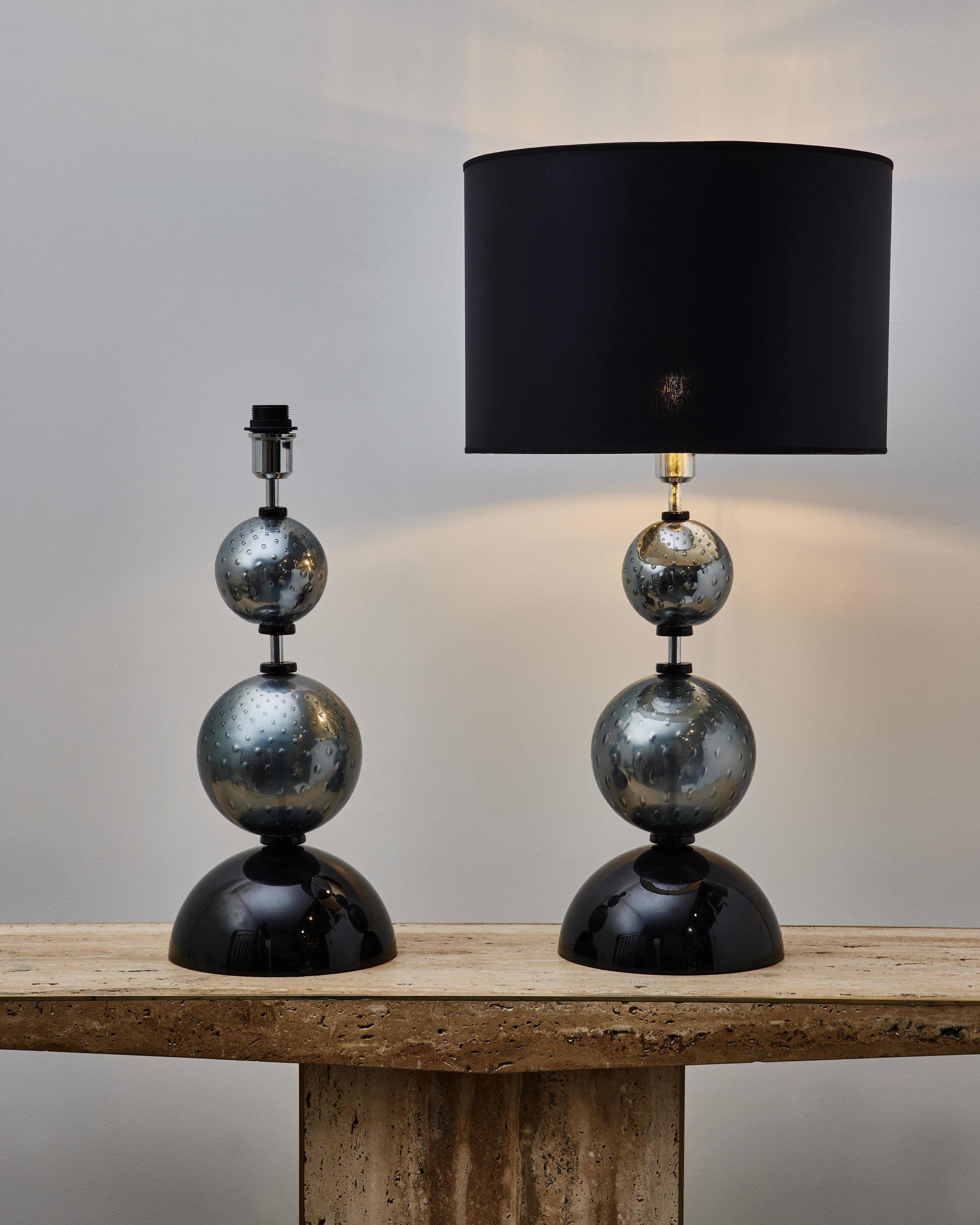 Super pair of vintage table lamps in sculpted and blown Murano glass.
Italy, 1990s.
Restored and rewired.

Dimensions and price without shade.