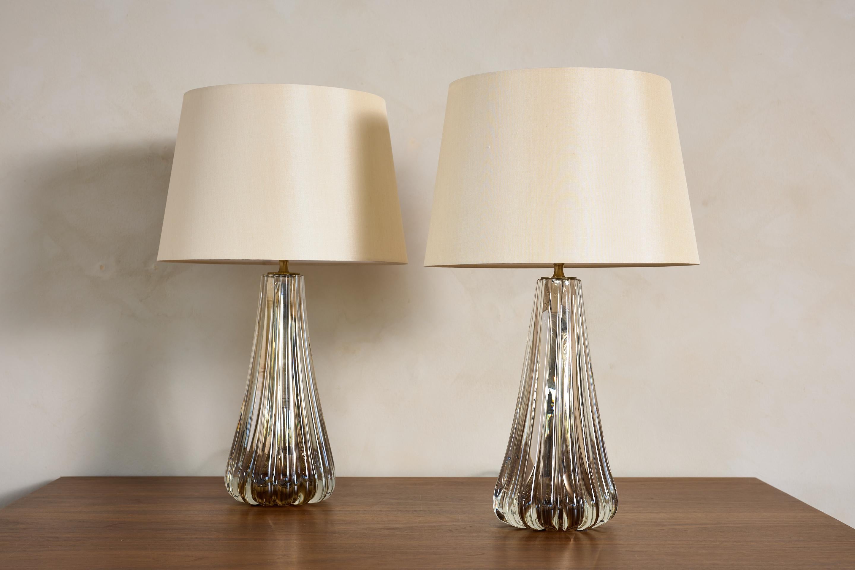 Elegante paire de lampes de table en verre soufflé de Murano, Italie années 1950

Superbe base en verre incurvé avec une teinte grise claire.

Nouveaux stores en soie et câblage professionnel refait.

