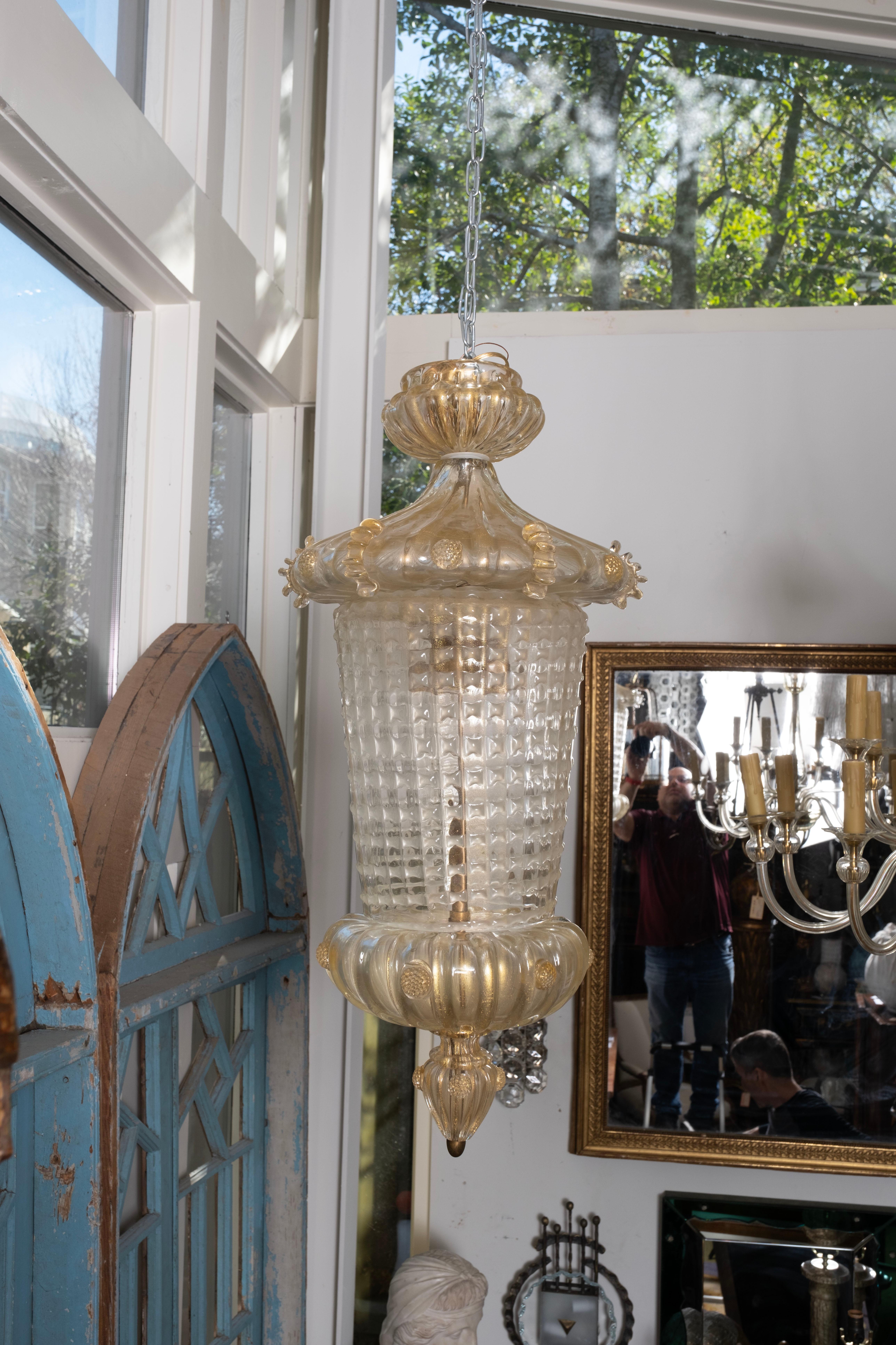Lanterne en verre de Murano attribuée à Ercol Barovier.
Cette superbe lanterne de Murano attribuée par Barovier, vers 1940, est faite de verre clair avec des inclusions dorées et a été récemment câblée pour une utilisation aux États-Unis avec un fil