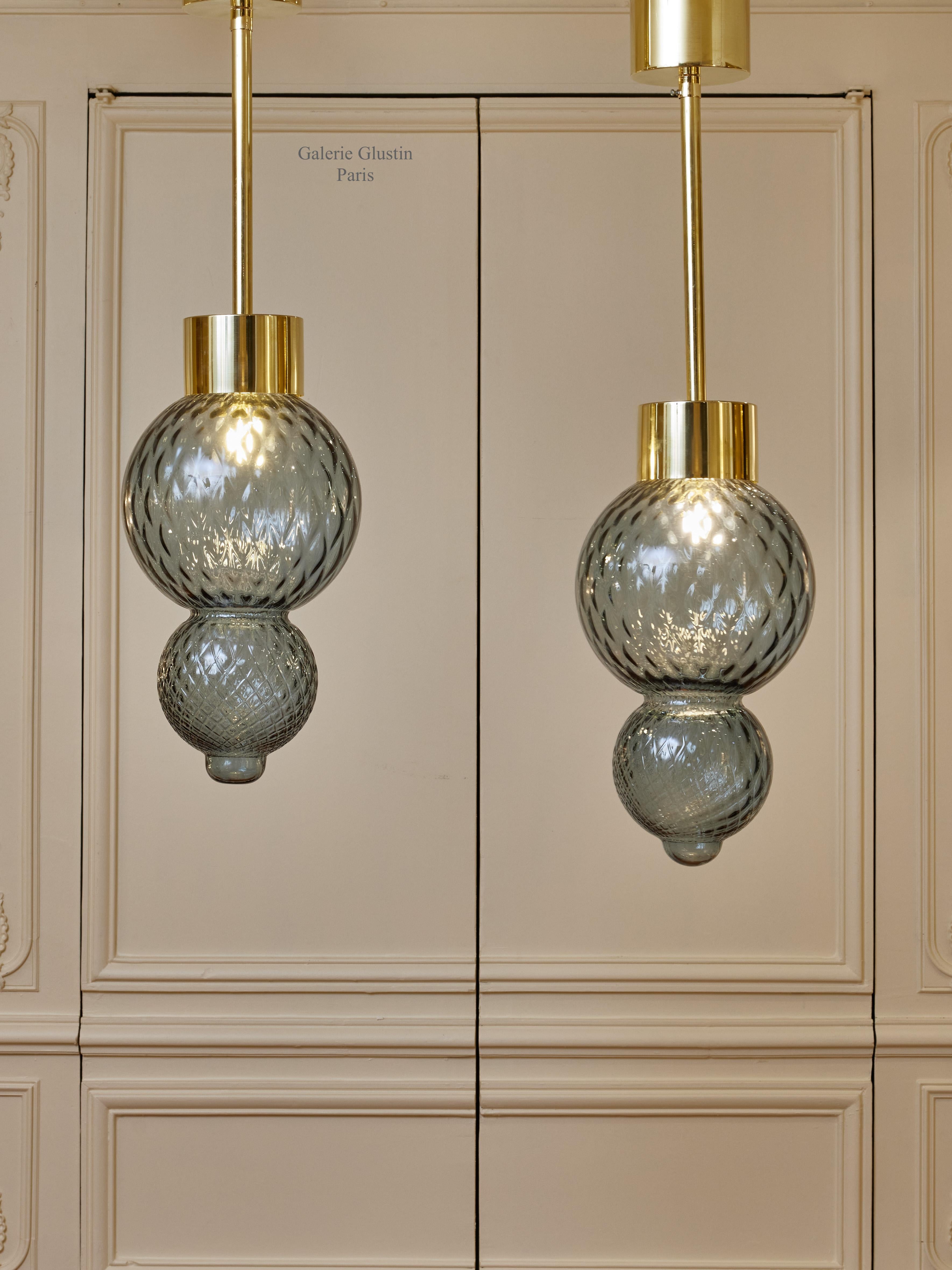 Superb pair of brass lanterns in blue tainted and sculpted Murano glass.
Creation by Studio Glustin.
Italy, 2024
