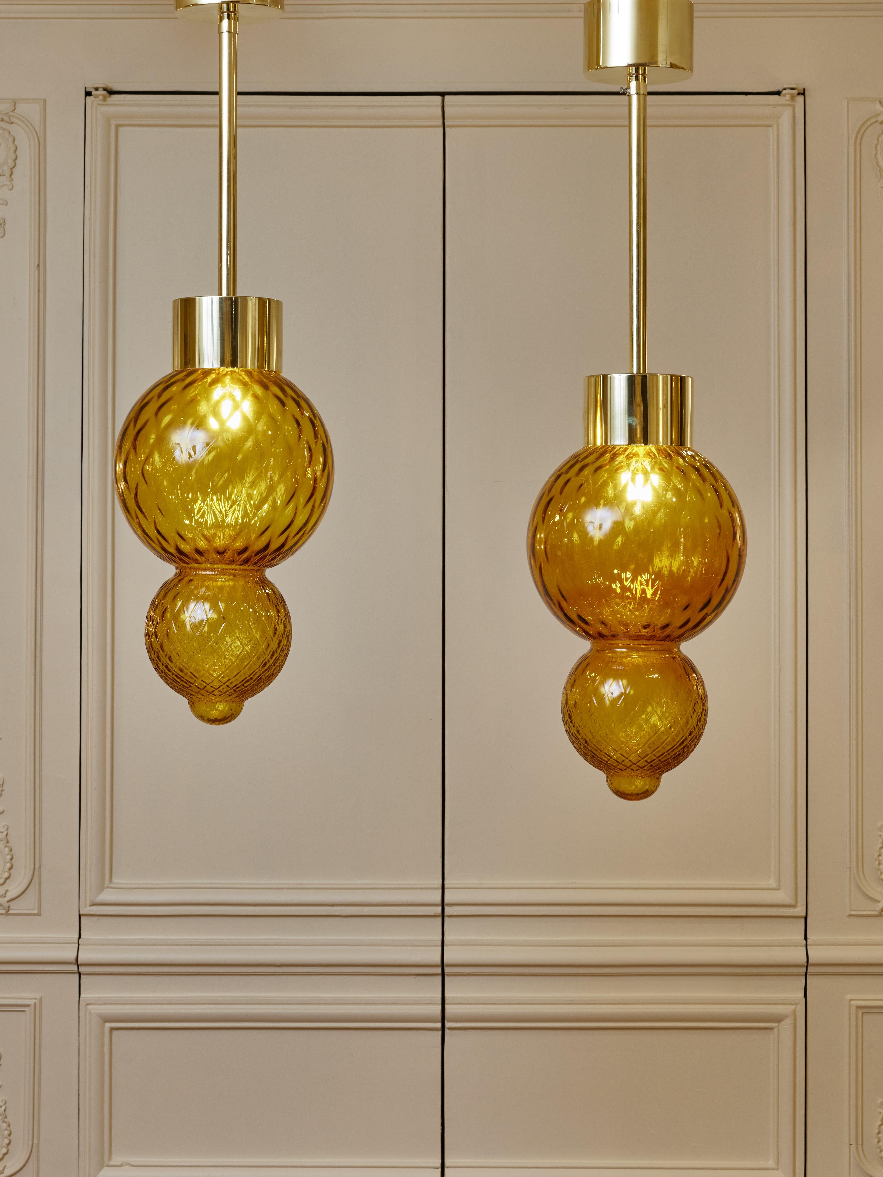 Superb pair of brass lanterns in amber tainted and sculpted Murano glass.
Creation by Studio Glustin.
Italy, 2024
