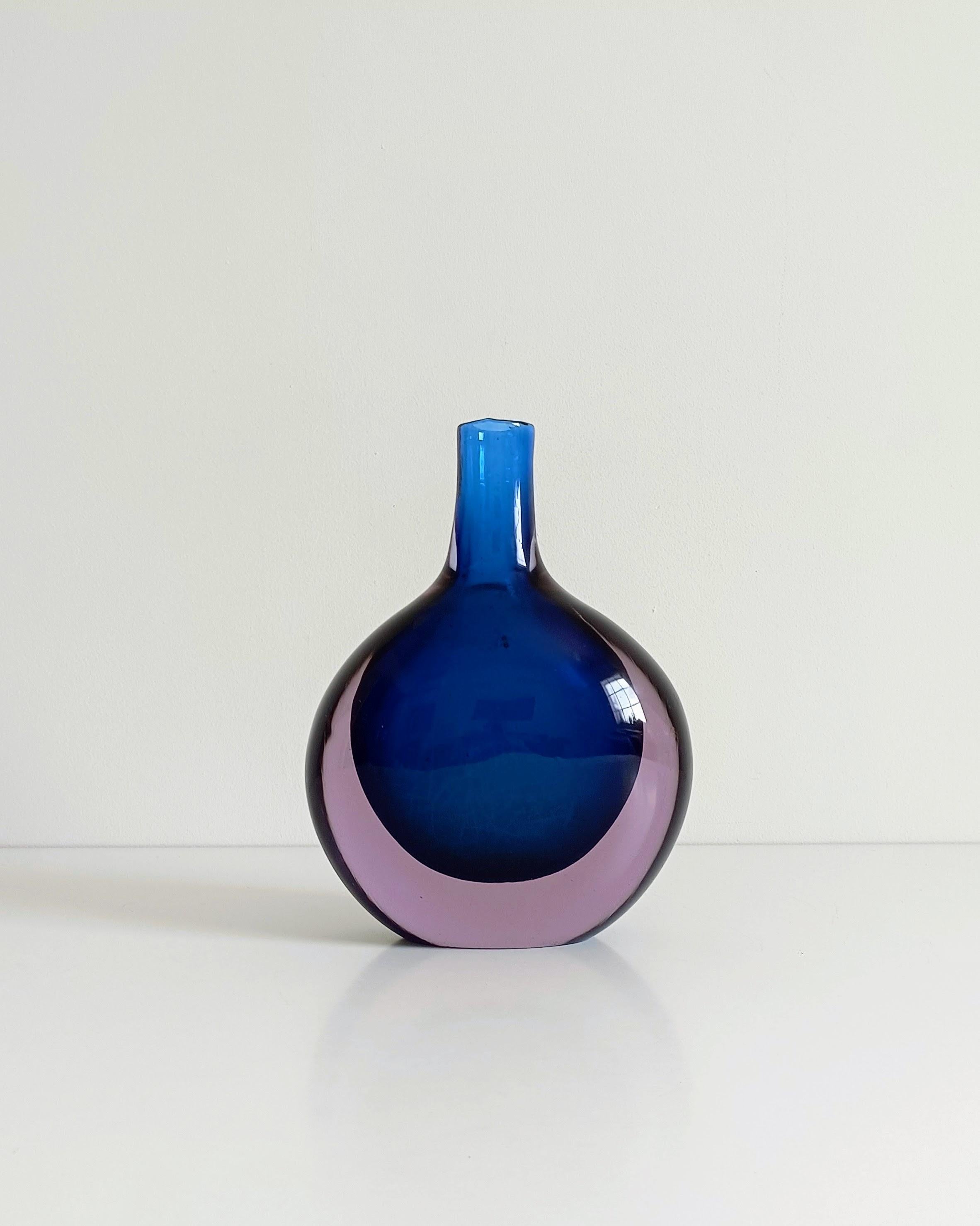 Vaso a bottiglia Seguso Vetri d'Arte di Flavio Poli, documentato

Un sorprendente e raro vaso a bottiglia di grandi dimensioni disegnato da Flavio Poli per Seguso Vetri d'Arte, realizzato durante il periodo in cui era direttore creativo