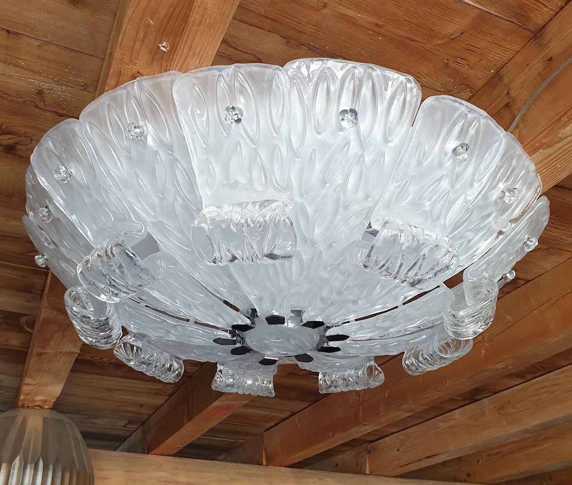 Large Murano glass flush mount, Mid Century Modern, Cenedese style, Italy 1980s.
The large chandelier is made of clear and frosted Murano glass elements, with a stylized leaf pattern in relief, and a chrome frame.
The Italian chandelier has 5