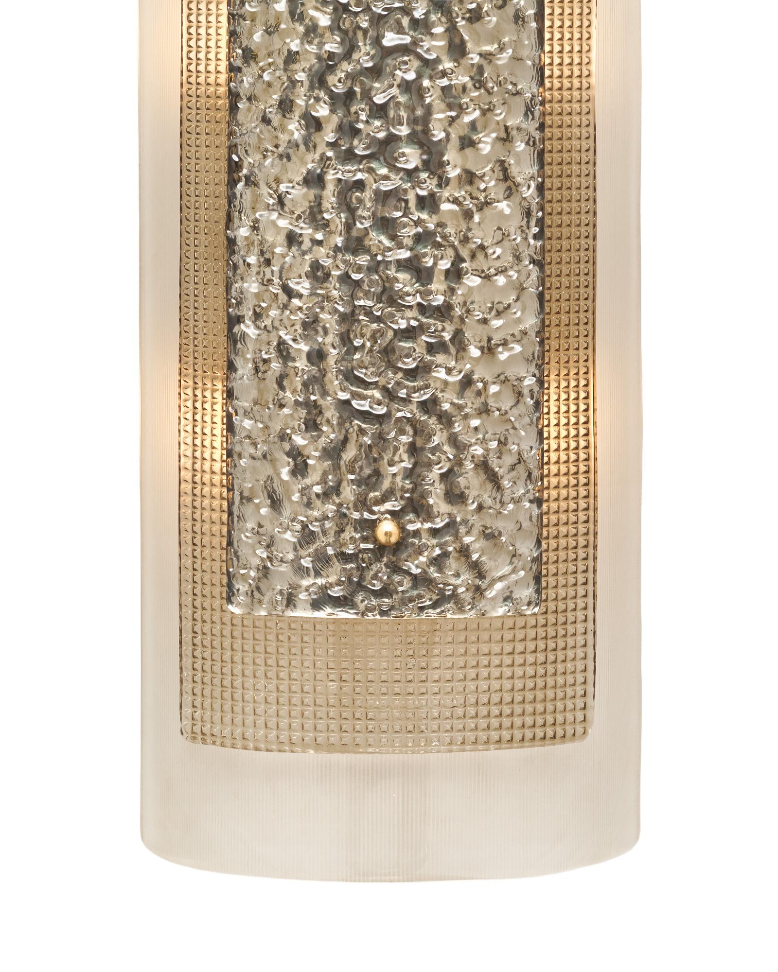 Coppia di appliques in vetro di Murano soffiato a mano provenienti dall'isola di Murano, fuori Venezia. Questa coppia è composta da tre strati di vetro, ognuno dei quali presenta un colore e una struttura diversi. Lo strato più grande è un vetro