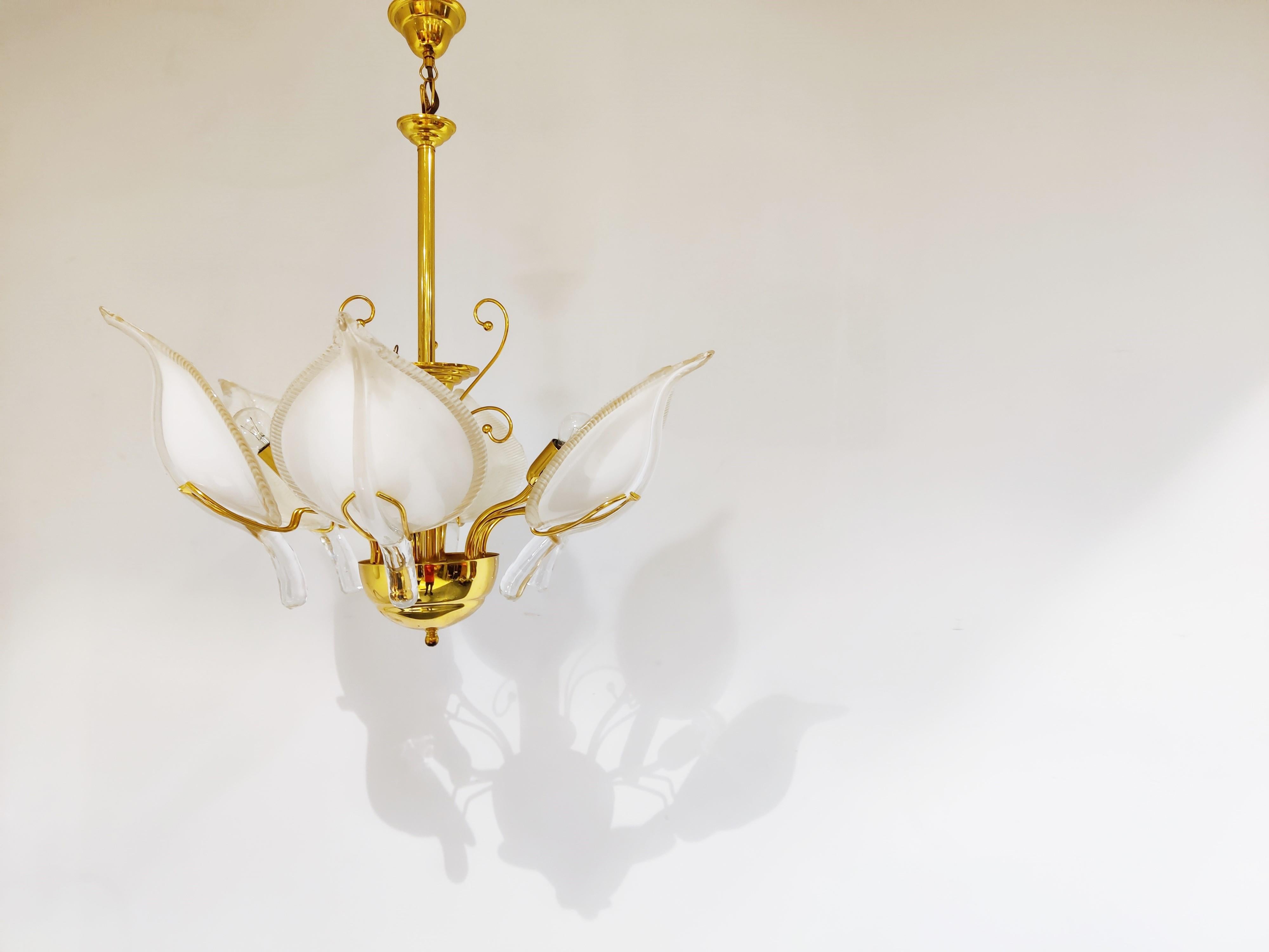 Staggering hand made murano glass leaf chandelier with a brass frame by Barovier & Toso.

Nicely finished leaf shaped glasses.

The chandelier has been tested and works with regular E14 light bulbs.

1970s - Italy

Measures: Height: