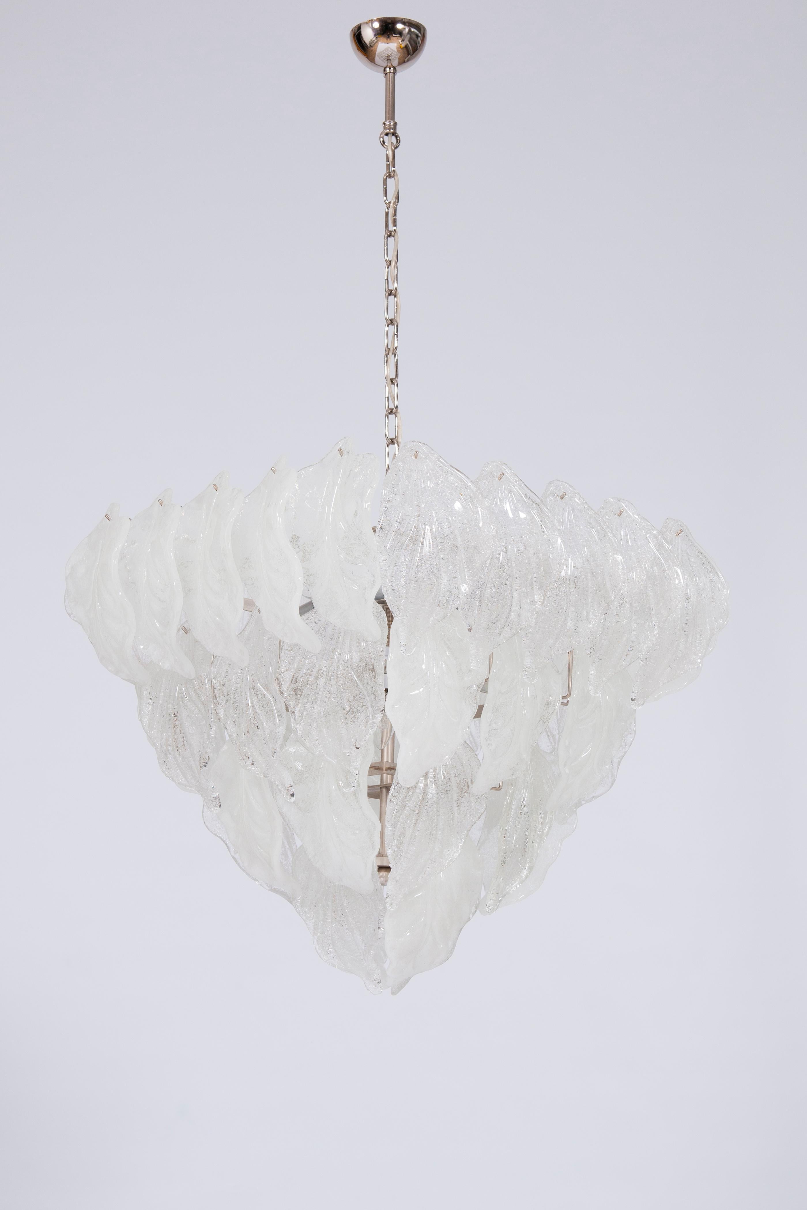 Prächtiger Kronleuchter aus Muranoglas mit Blättern von Vintage Murano Gallery, 1980

Dieser exquisite Kronleuchter aus Murano-Glas, der 1980 von der geschätzten Vintage Murano Gallery hergestellt wurde, ist ein Zeugnis der zeitlosen Kunstfertigkeit