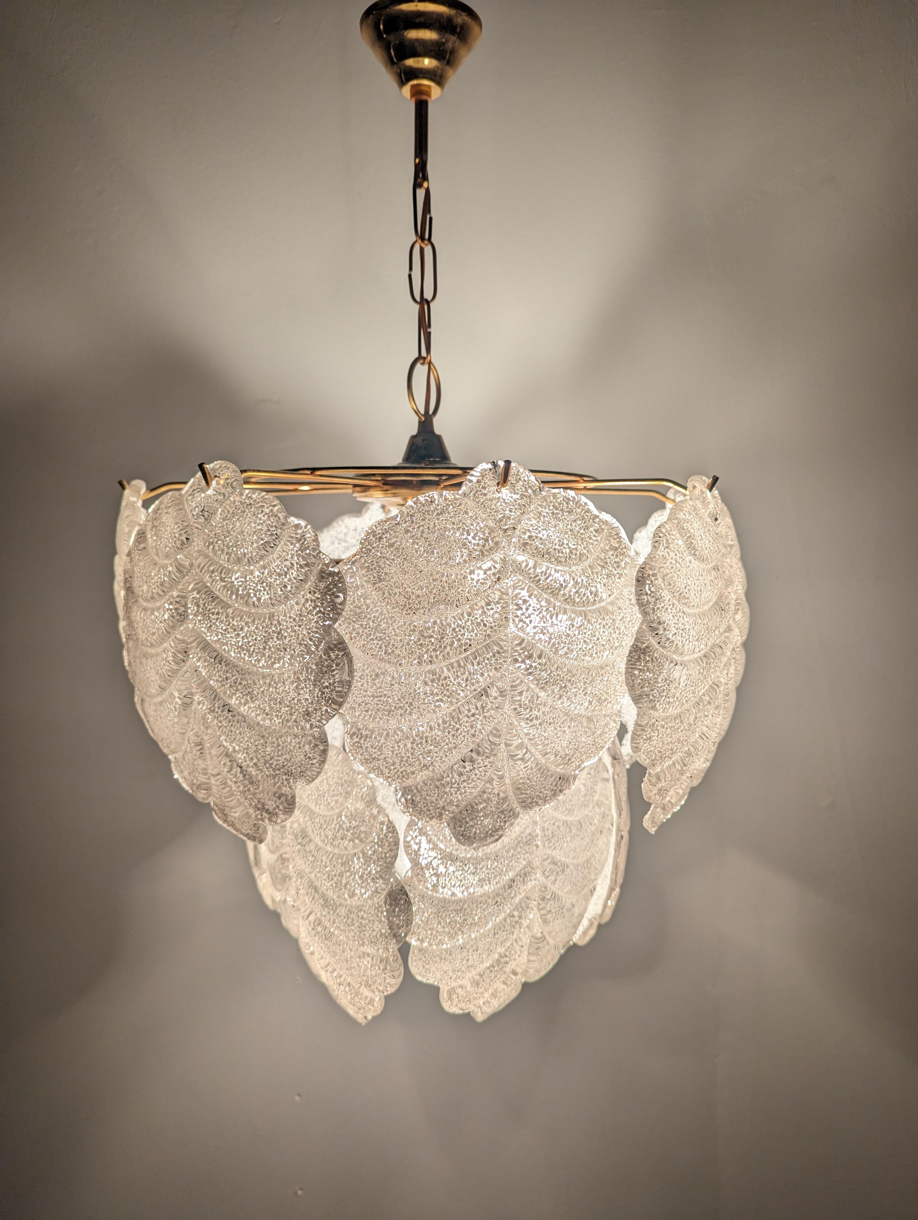 Lamp with large leaves made of Murano glass and white textured inside for elegant and super pleasant lighting.

Total length: 65 cm.