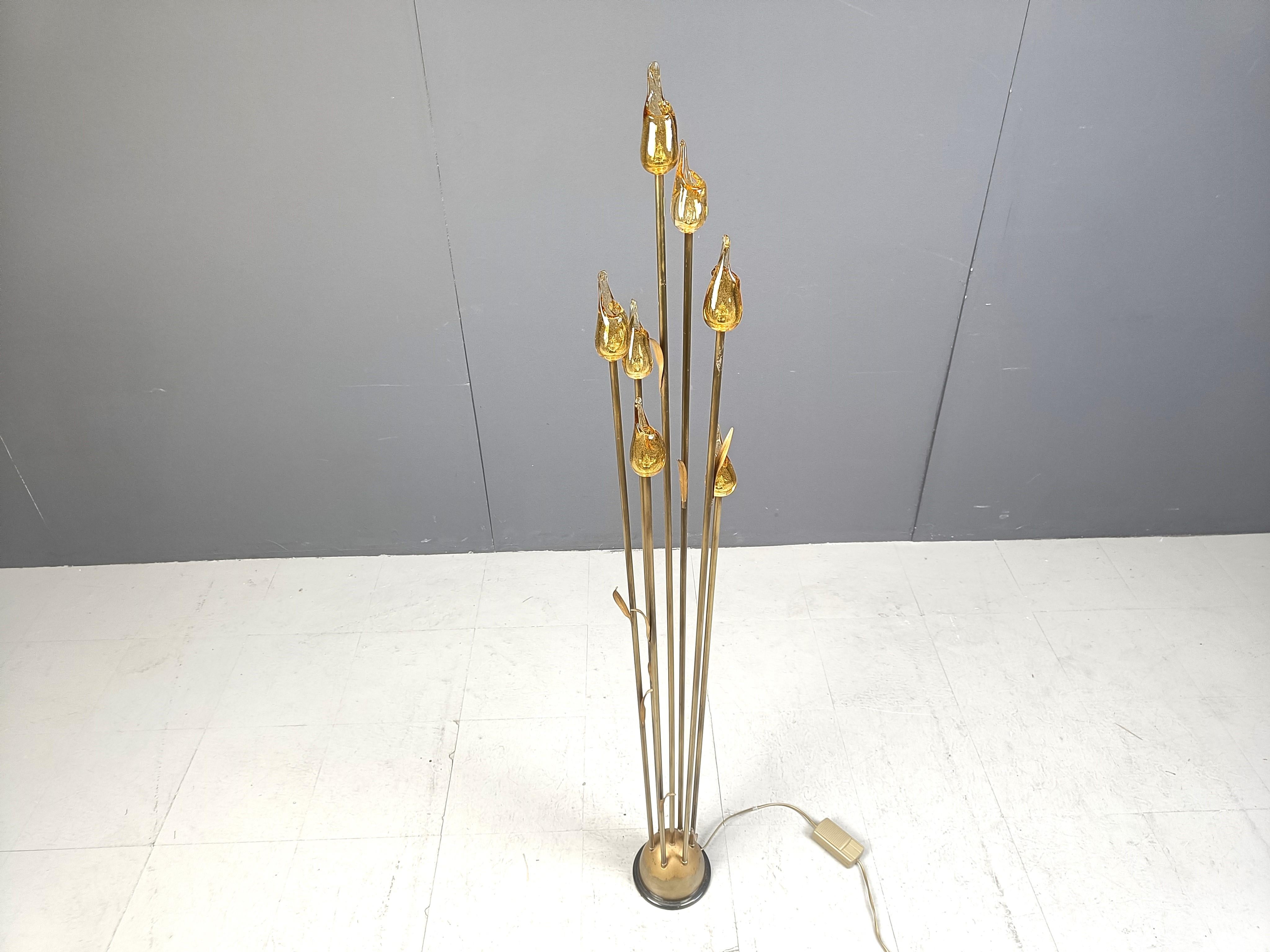 
Llamativa lámpara de pie vintage con varillas de latón y pantallas en forma de flor de cristal de murano de color ámbar.

Lámpara de diseño elegante que además emite una hermosa luz.

Probado y listo para usar.

años 80 -