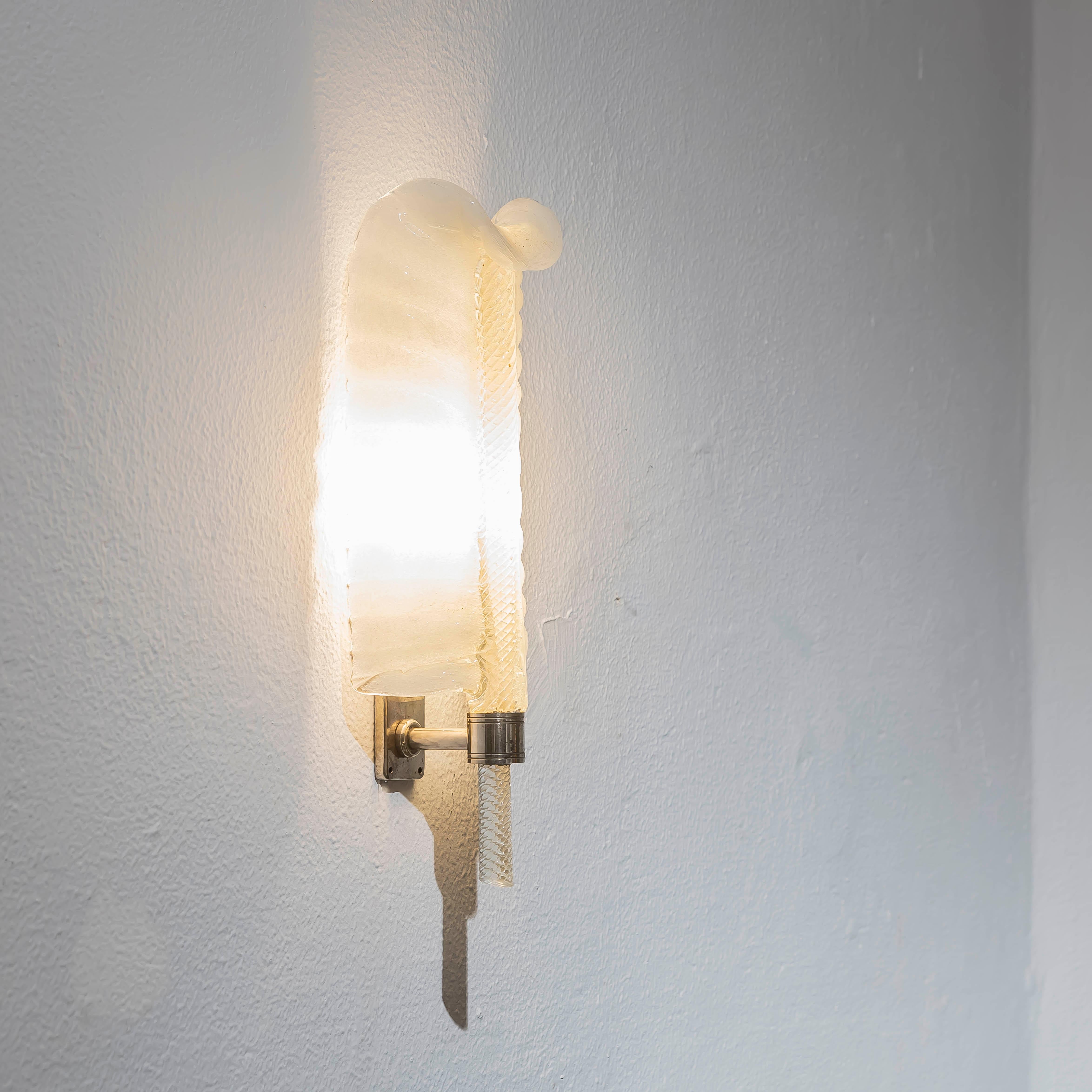 Esta Lámpara de Pared Hoja de Cristal de Murano de André Arbus, fabricada en la década de 1950, es una asombrosa mezcla de elegancia atemporal y maestría artesanal. Si buscas un accesorio de iluminación único que aporte historia, arte y