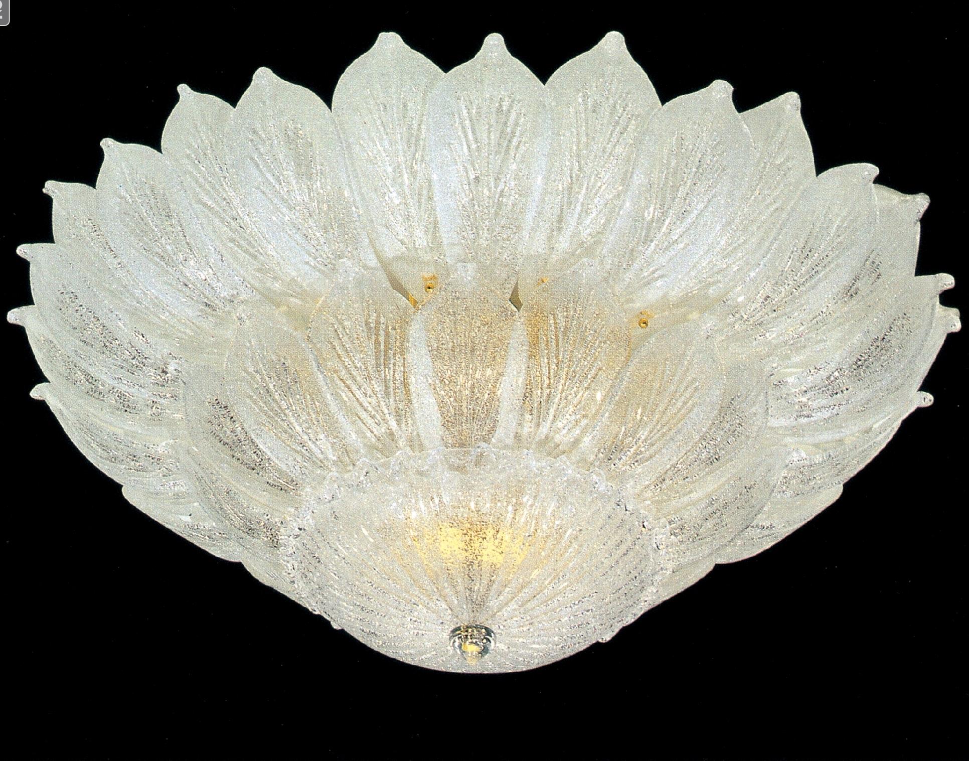 Realizada en puro cristal de murano consta de un increíble número de hojas. La estructura es de metal dorado. 9 luces difunden una luz mágica.
 el precio es \item 
Disponible también un par .
 Medidas: Diámetro 100 cm, altura 46 cm sin la